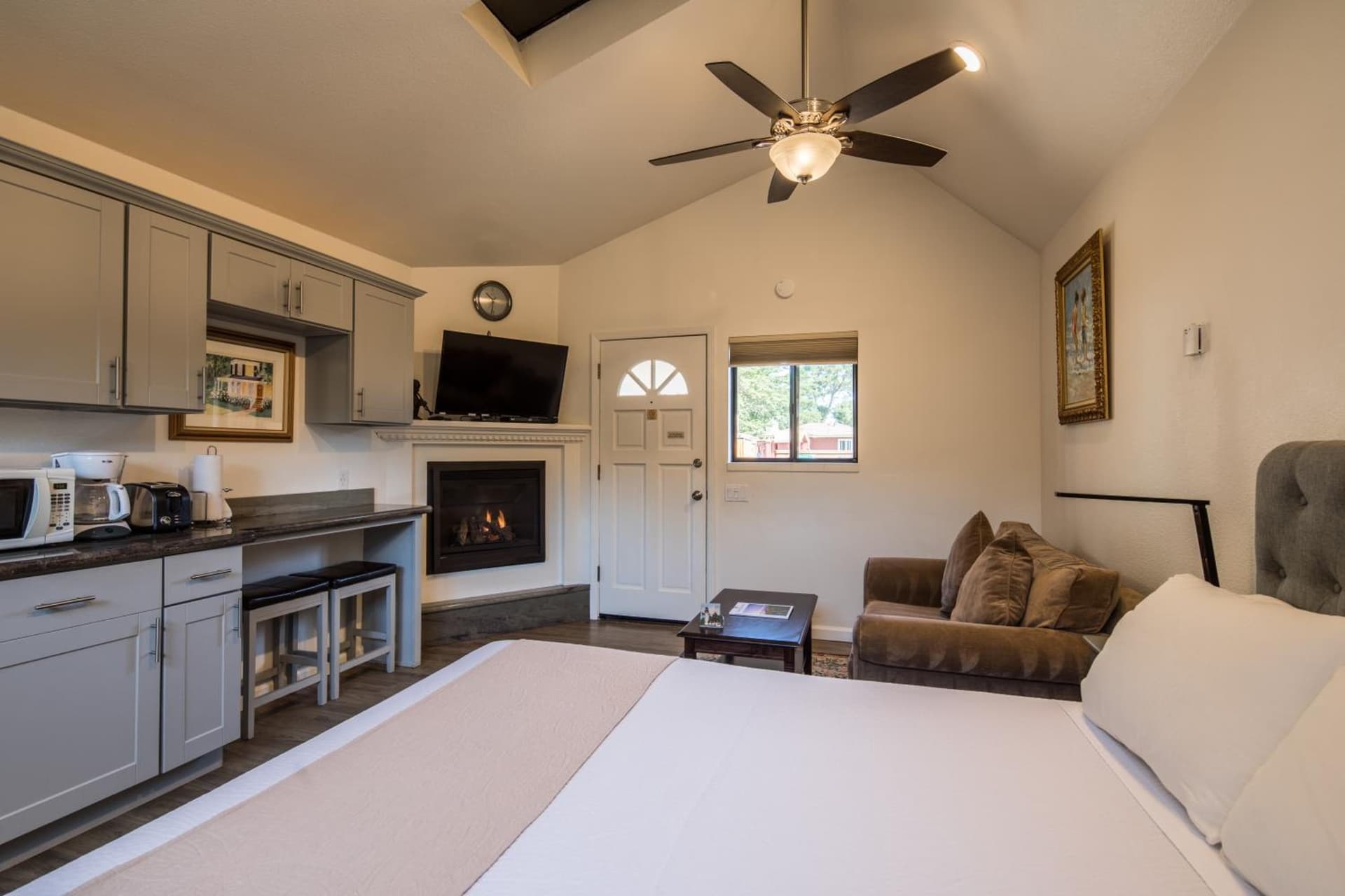 Andril Fireplace Cottages gallery photo in Pacific Grove, CA — image 70