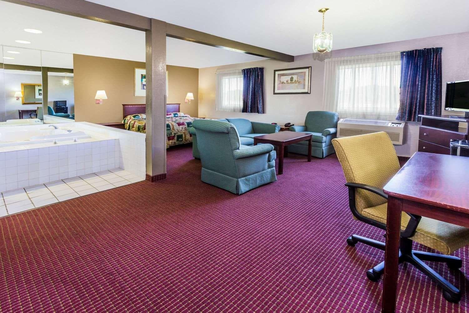 Super 8 by Wyndham Joliet I-55 N/Chicago gallery photo in Joliet, IL — image 39