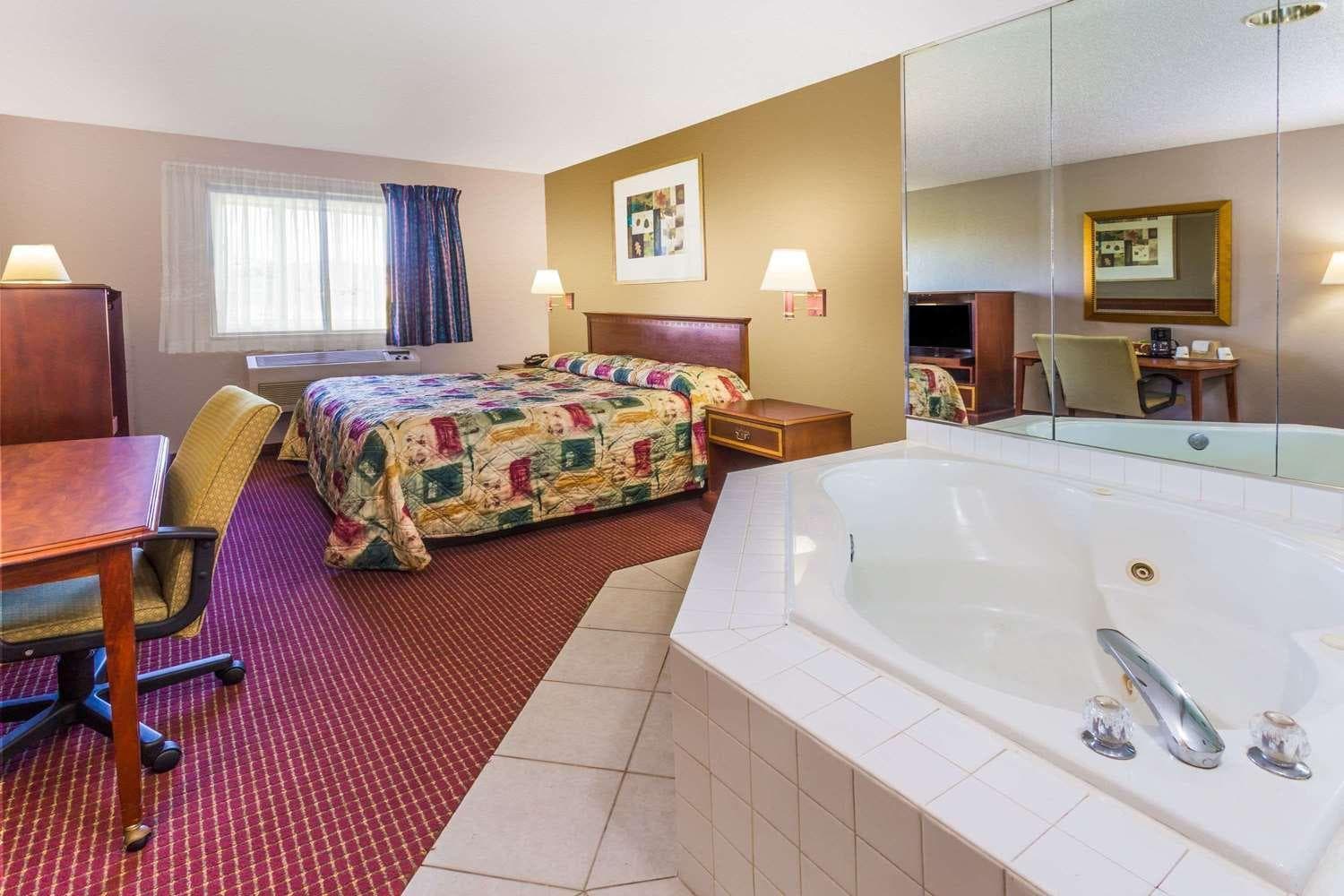 Super 8 by Wyndham Joliet I-55 N/Chicago gallery photo in Joliet, IL — image 30