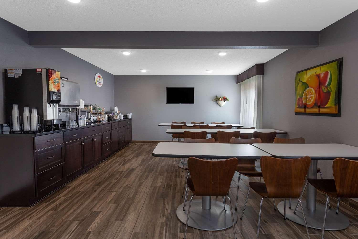 Super 8 by Wyndham South Holland interior in South Holland, IL — gallery photo 2