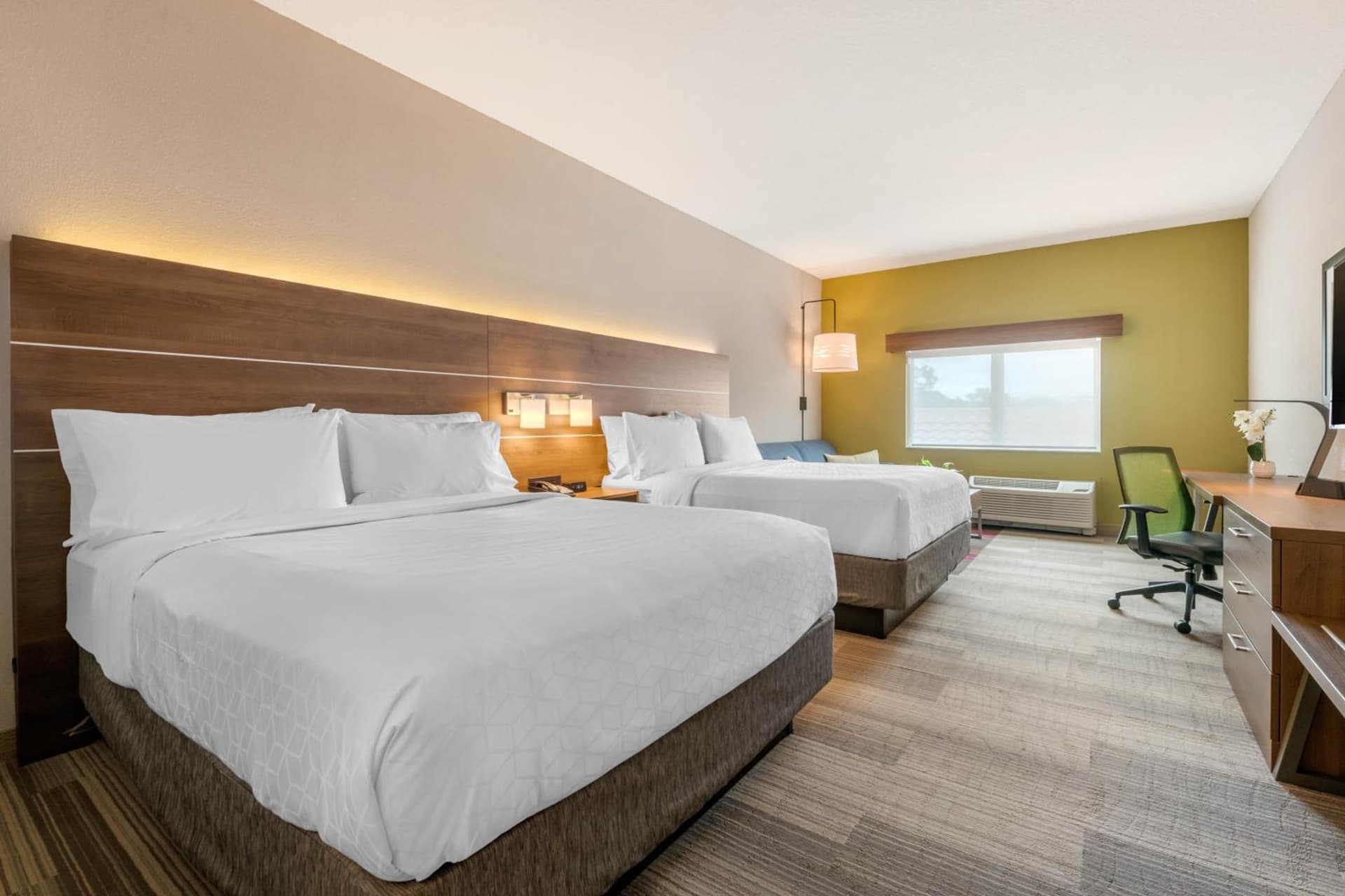 Holiday Inn Express & Suites - St. Petersburg - Madeira Beach by IHG gallery photo in St Petersburg, FL — image 4