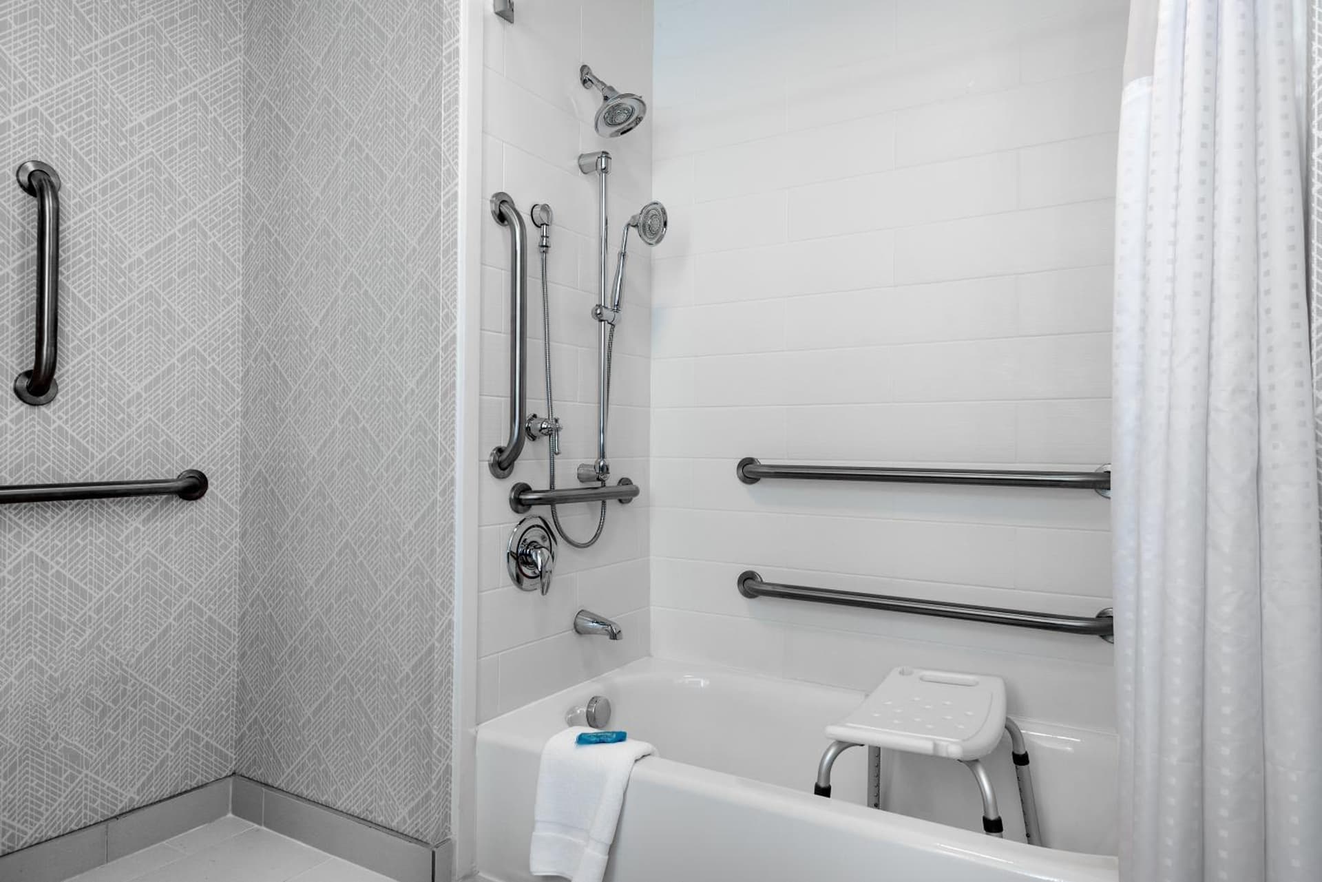 Holiday Inn Express & Suites - Charlotte Airport by IHG gallery photo in Charlotte, NC — image 42