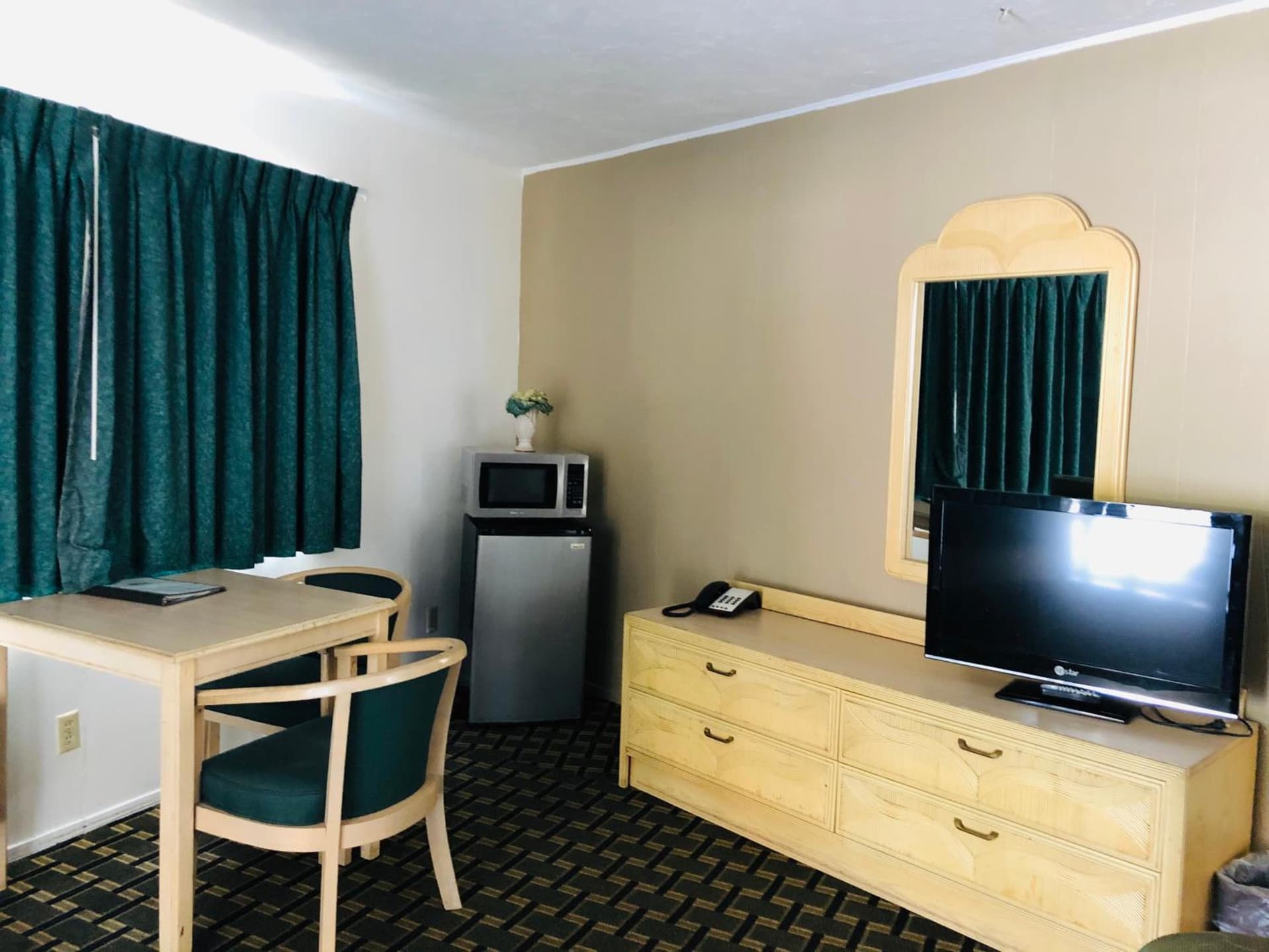 Motel Garberville property views in Garberville, CA — gallery photo 3