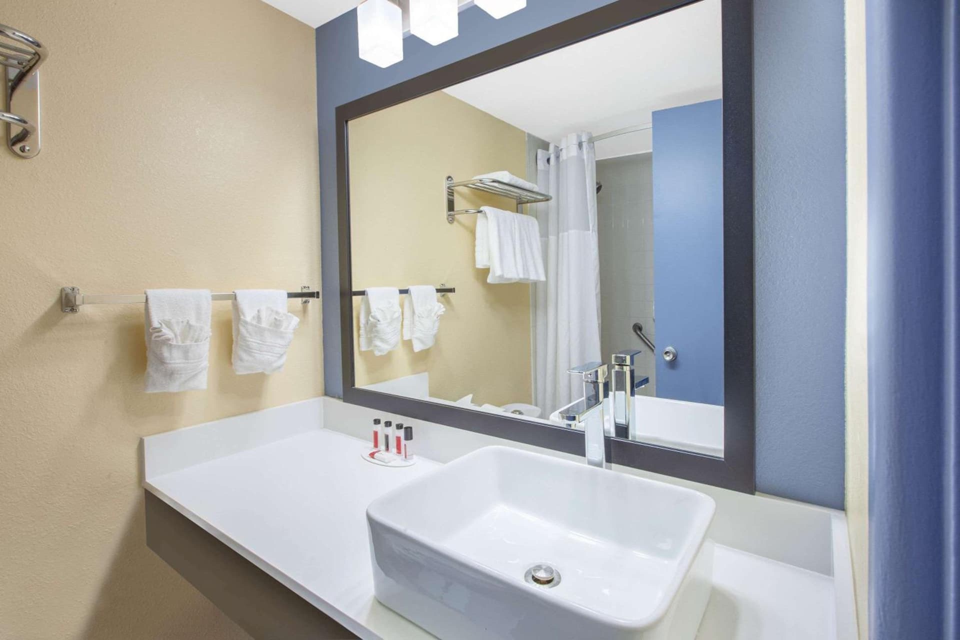Days Inn & Suites by Wyndham Grand Rapids Near Downtown property views in Grand Rapids, MI — gallery photo 3