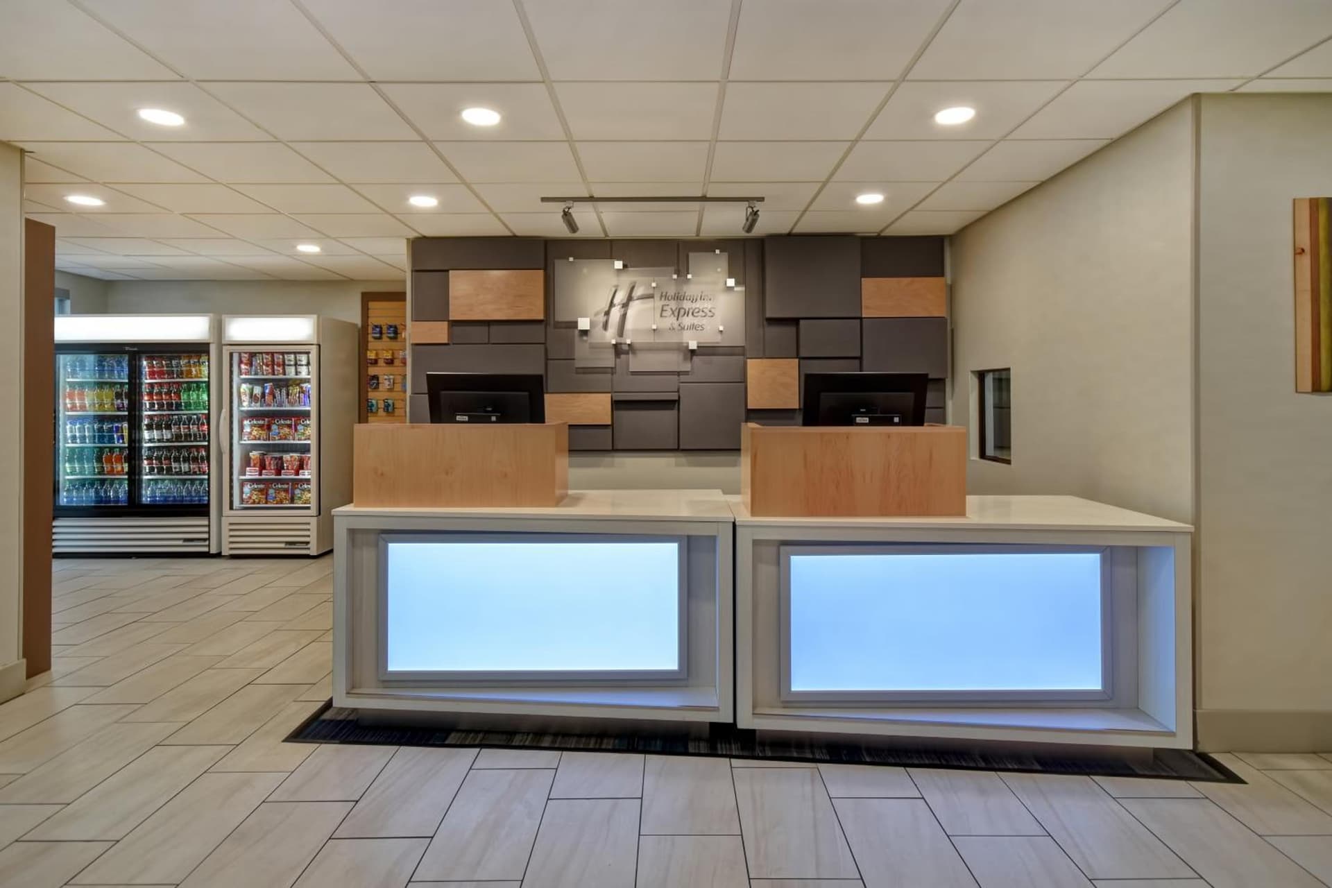 Holiday Inn Express & Suites Allentown-Dorney Park Area by IHG interior in Allentown, PA — gallery photo 2