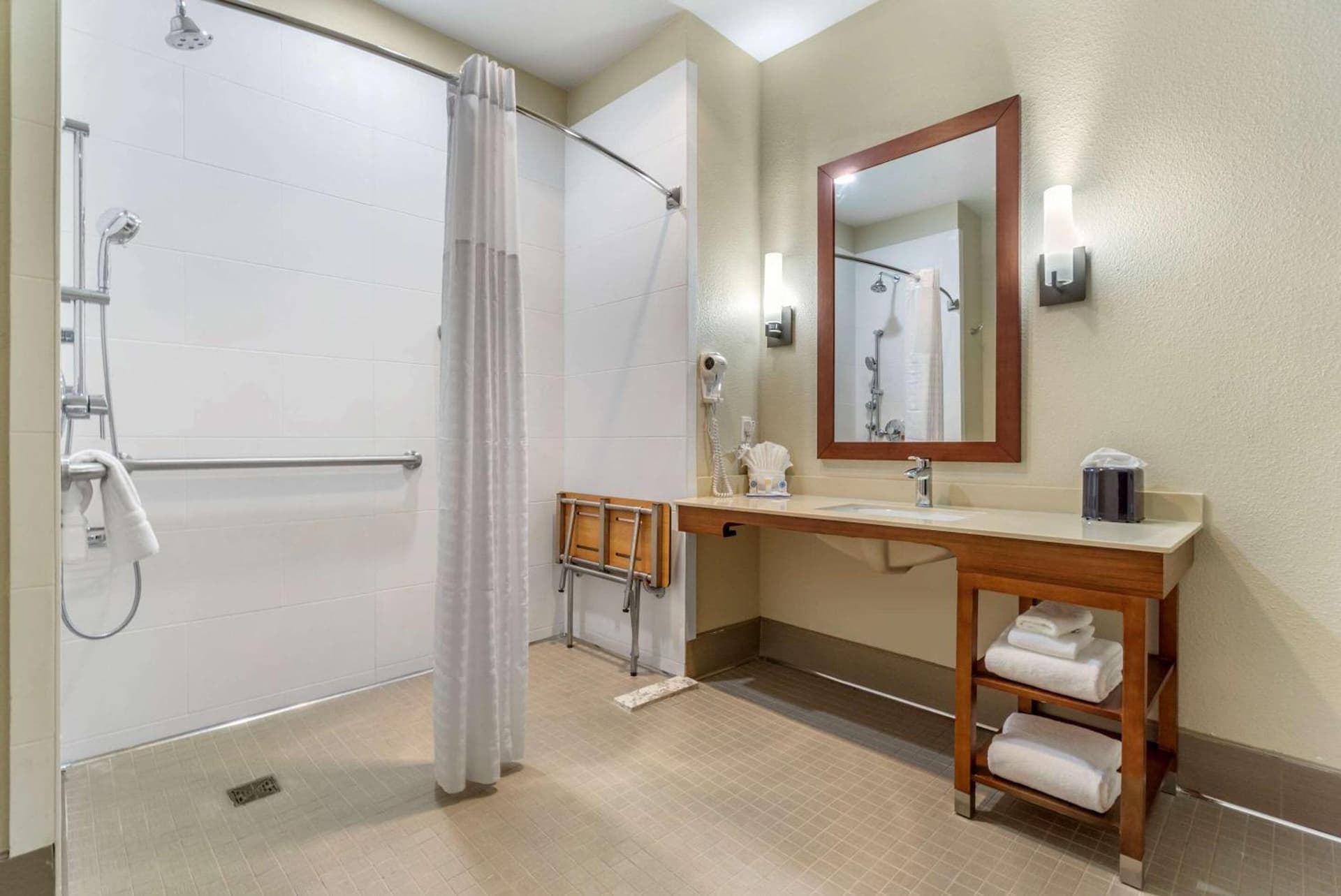 Comfort Inn & Suites Lakewood by JBLM gallery photo in Lakewood, WA — image 13