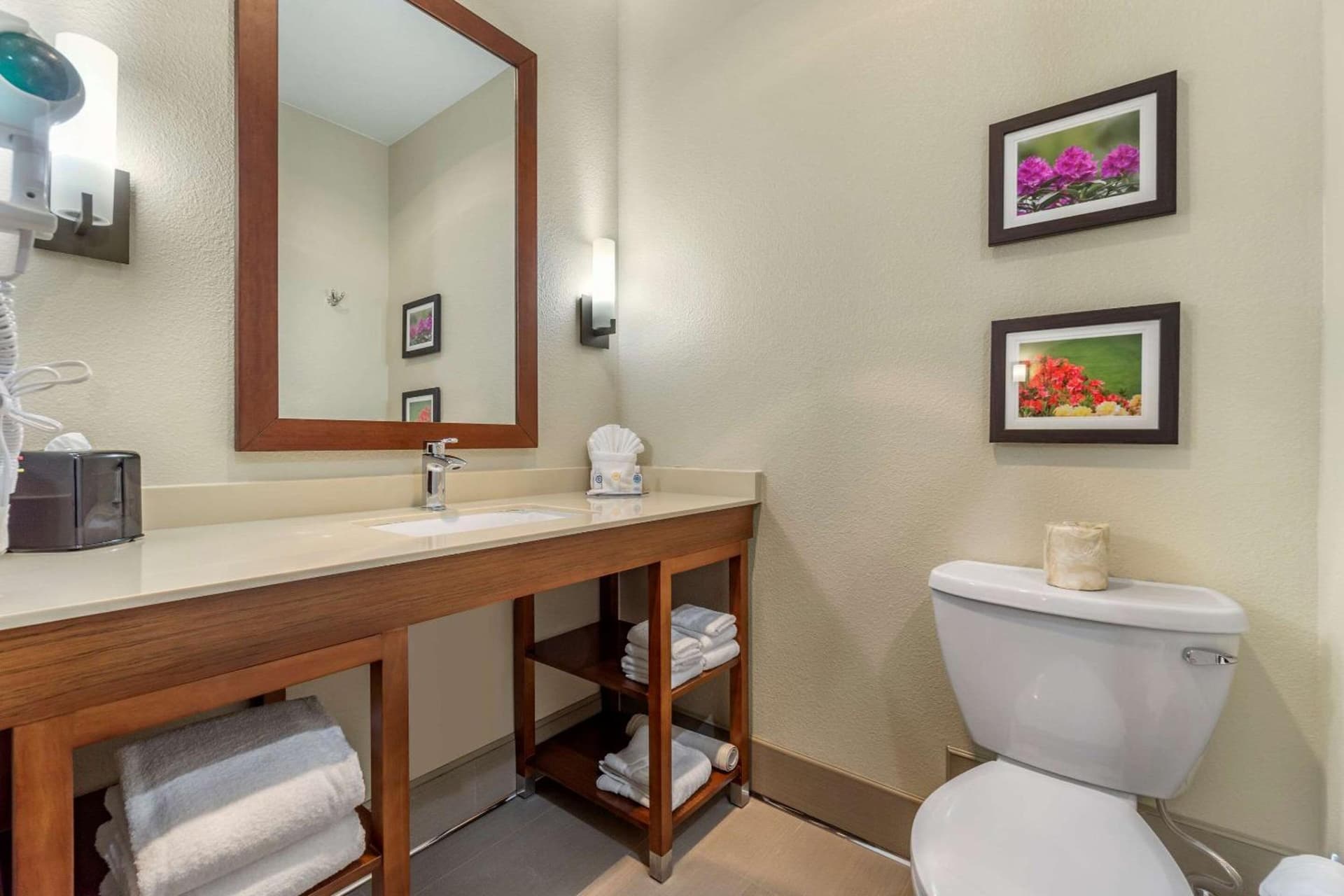 Comfort Inn & Suites Lakewood by JBLM gallery photo in Lakewood, WA — image 11