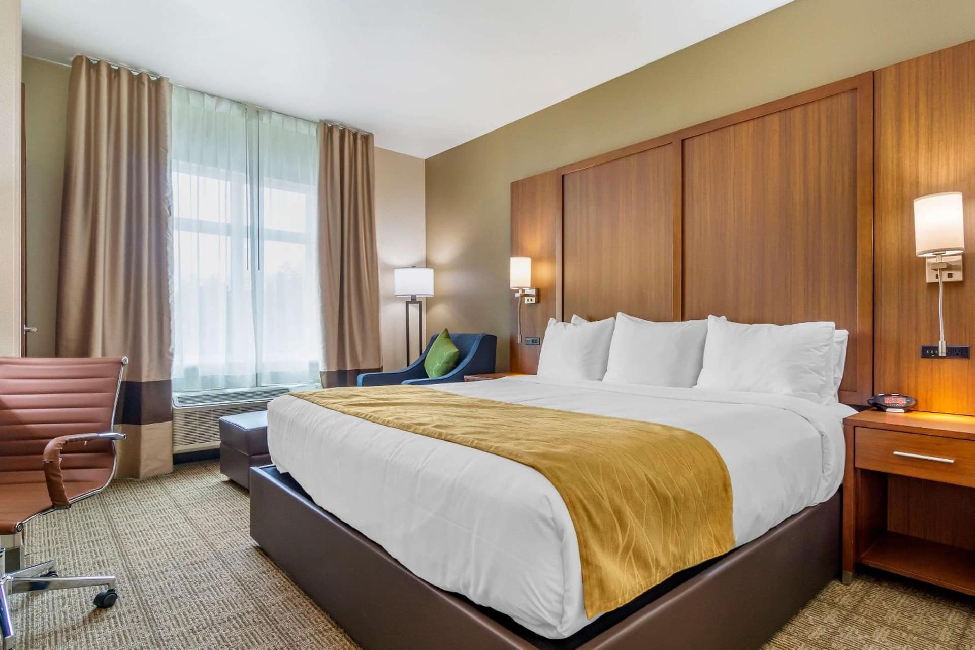 Comfort Inn & Suites Lakewood by JBLM interior in Lakewood, WA — gallery photo 2
