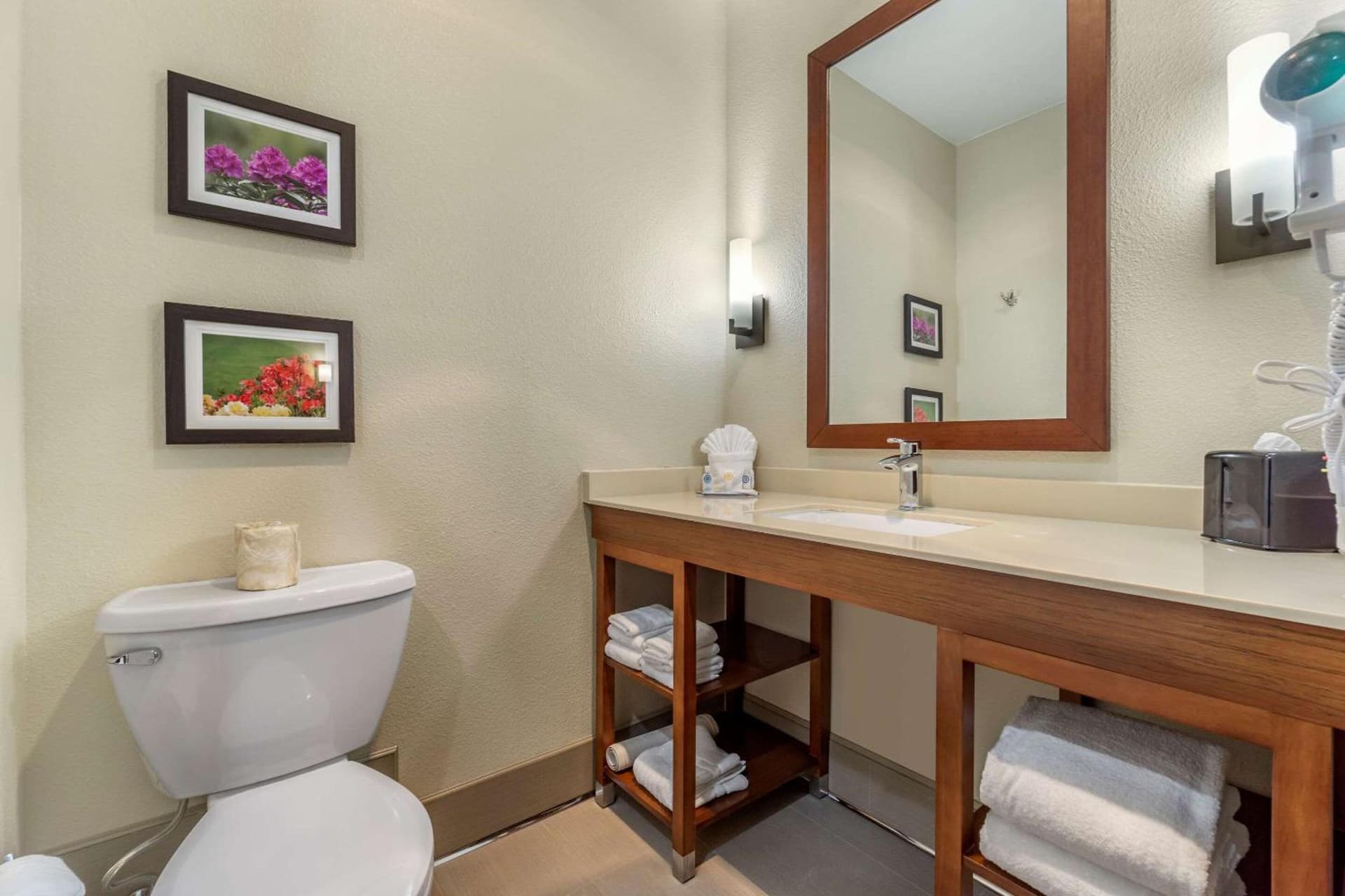 Comfort Inn & Suites Lakewood by JBLM gallery photo in Lakewood, WA — image 5