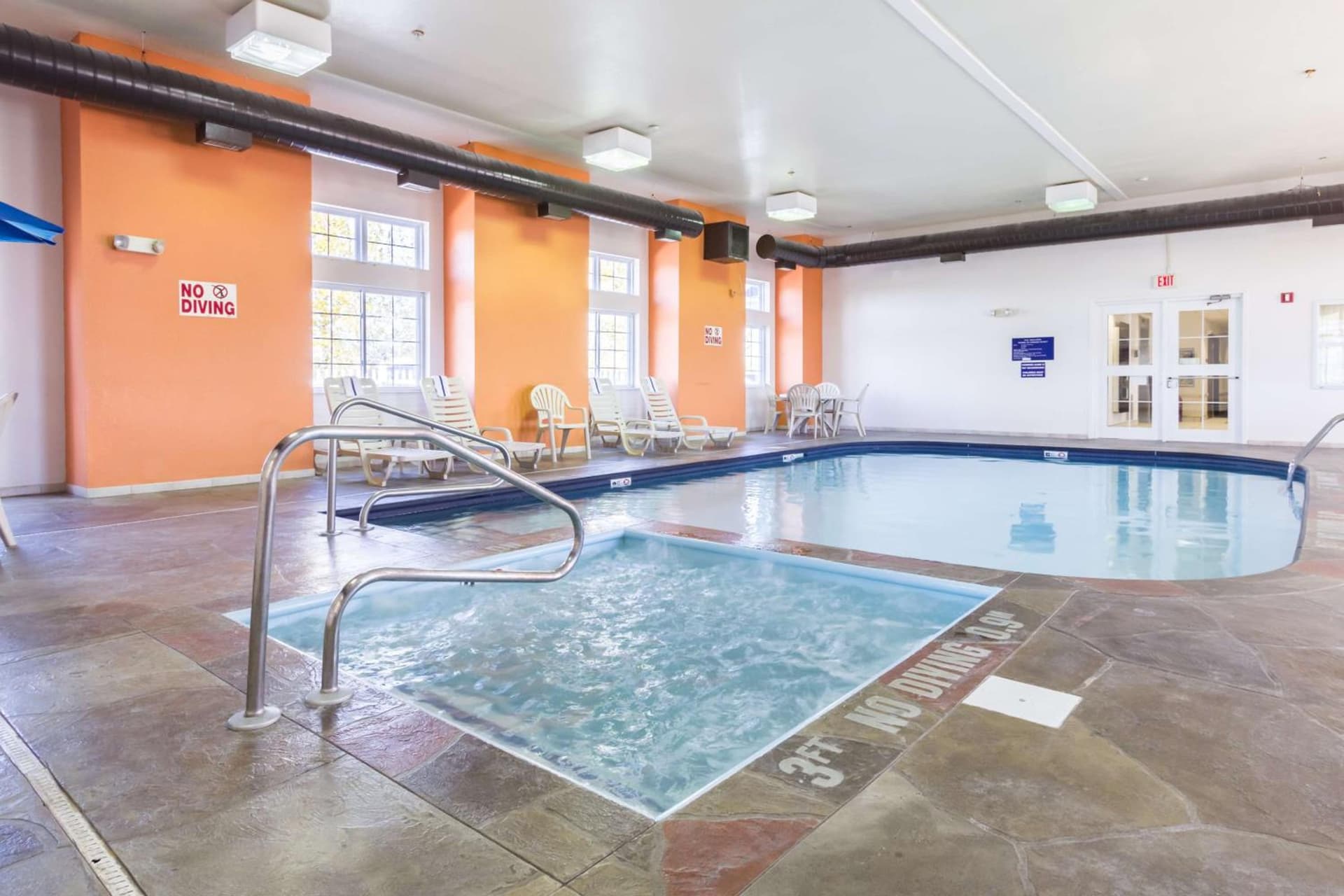 Motel 6-Huron, OH - Sandusky interior in Huron, OH — gallery photo 2