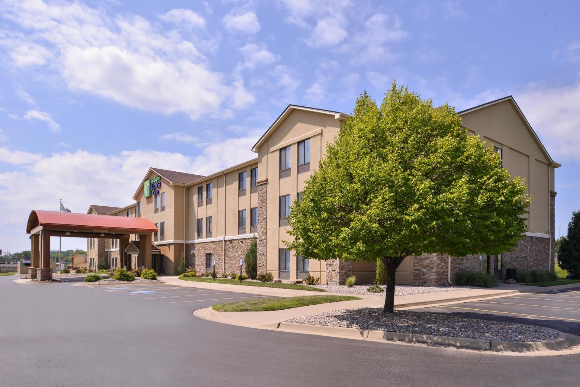 Holiday Inn Express & Suites Topeka West I-70 Wanamaker by IHG property views in Topeka, KS — gallery photo 3