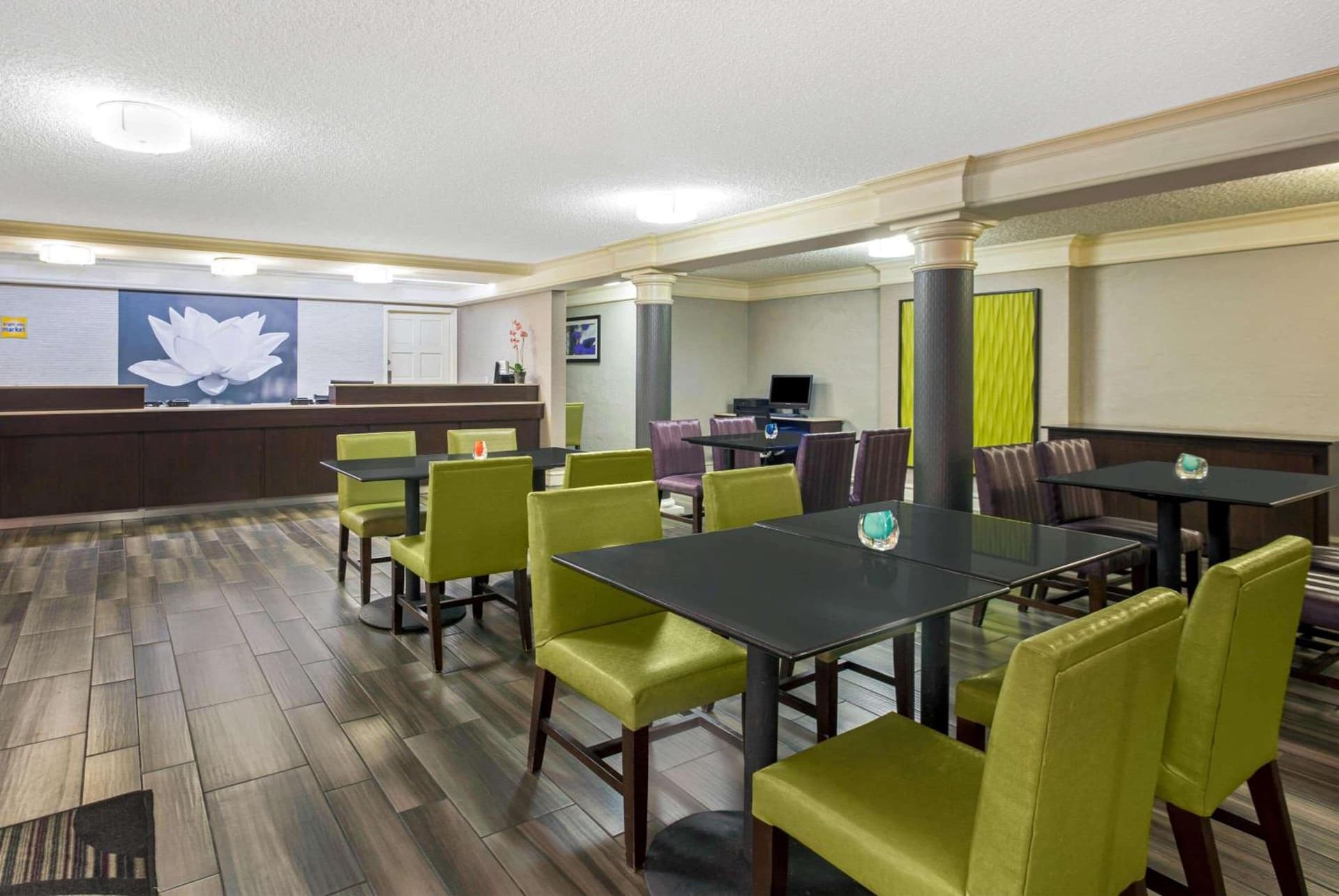 La Quinta Inn by Wyndham Fresno Yosemite interior in Fresno, CA — gallery photo 2