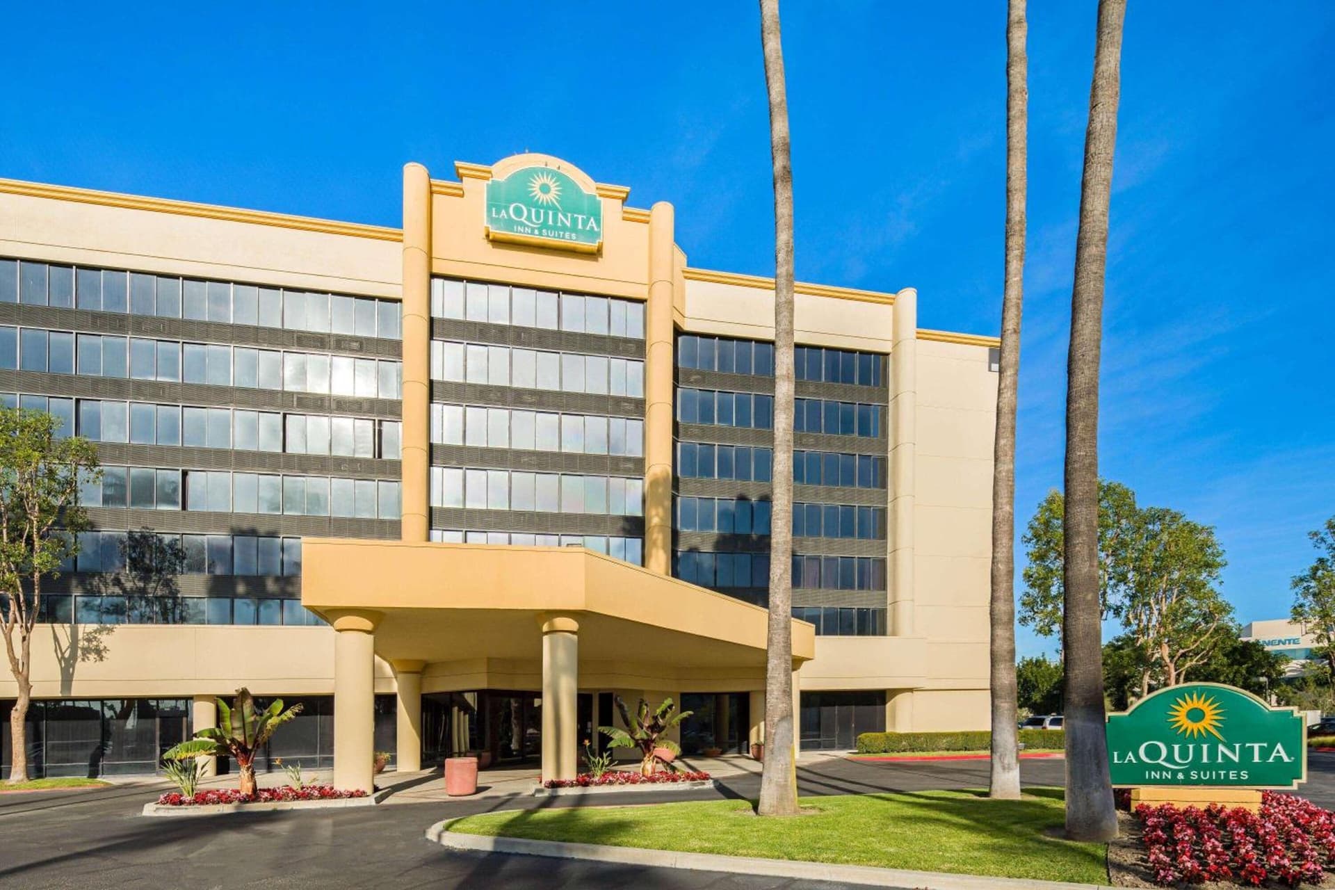 La Quinta by Wyndham Buena Park interior in La Palma, CA — gallery photo 2