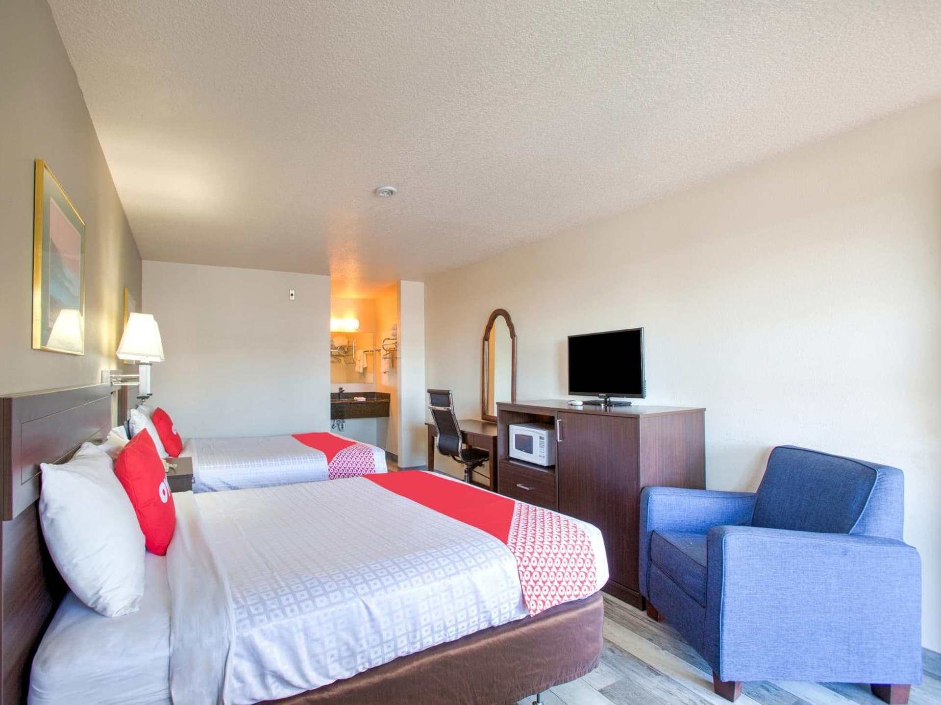 OYO Woodland Hotel and Suites property views in Woodland, WA — gallery photo 3