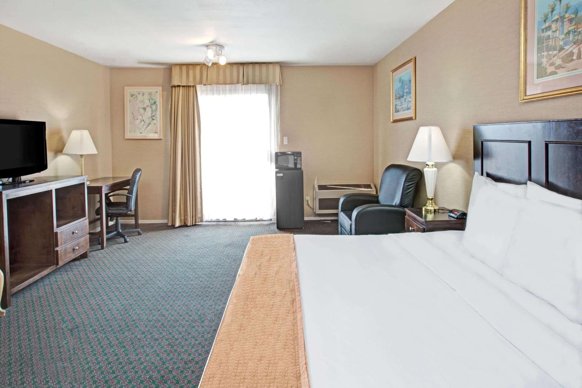 Howard Johnson by Wyndham Torrance interior in Torrance, CA — gallery photo 2