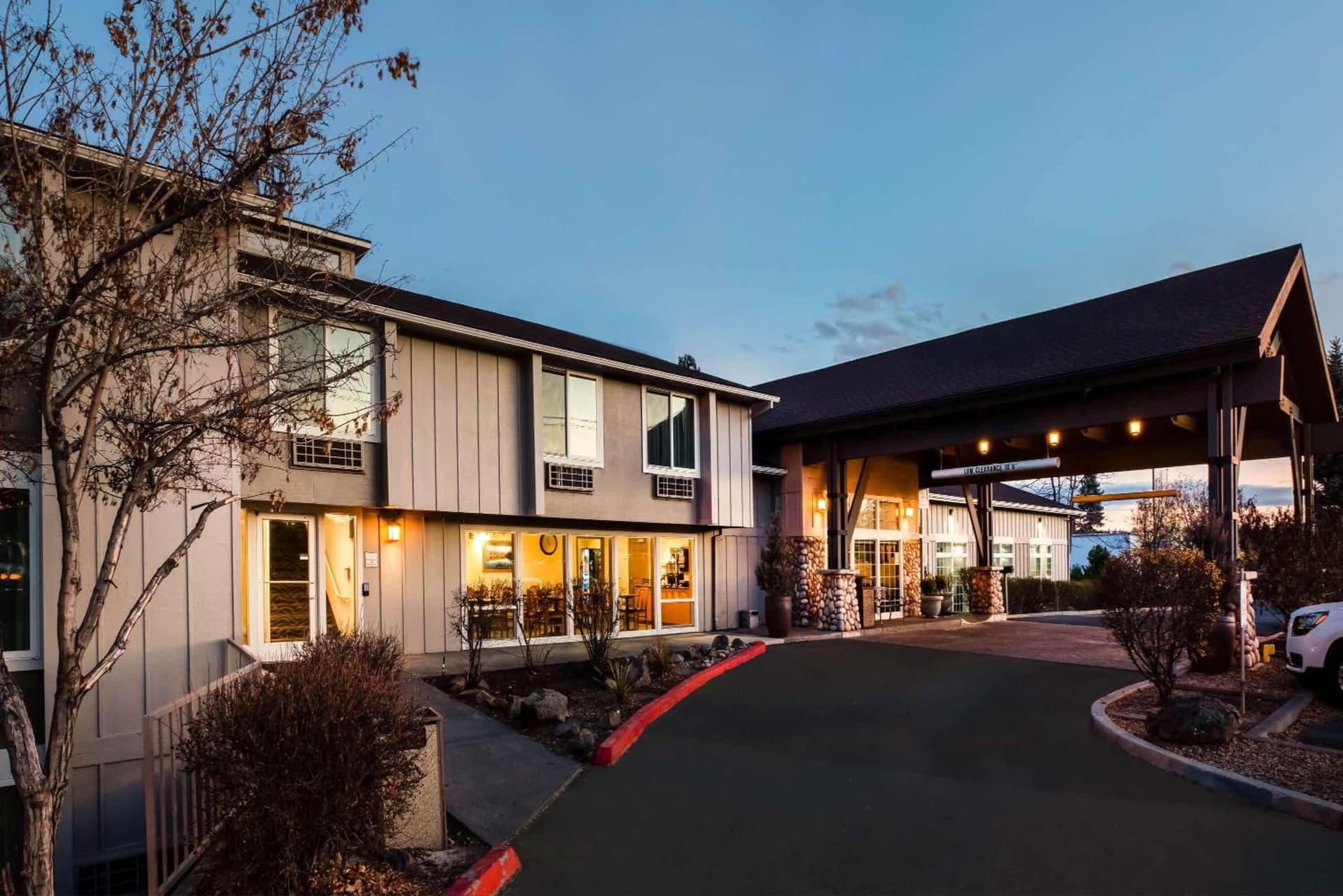 La Quinta Inn by Wyndham Bend interior in Bend, OR — gallery photo 2