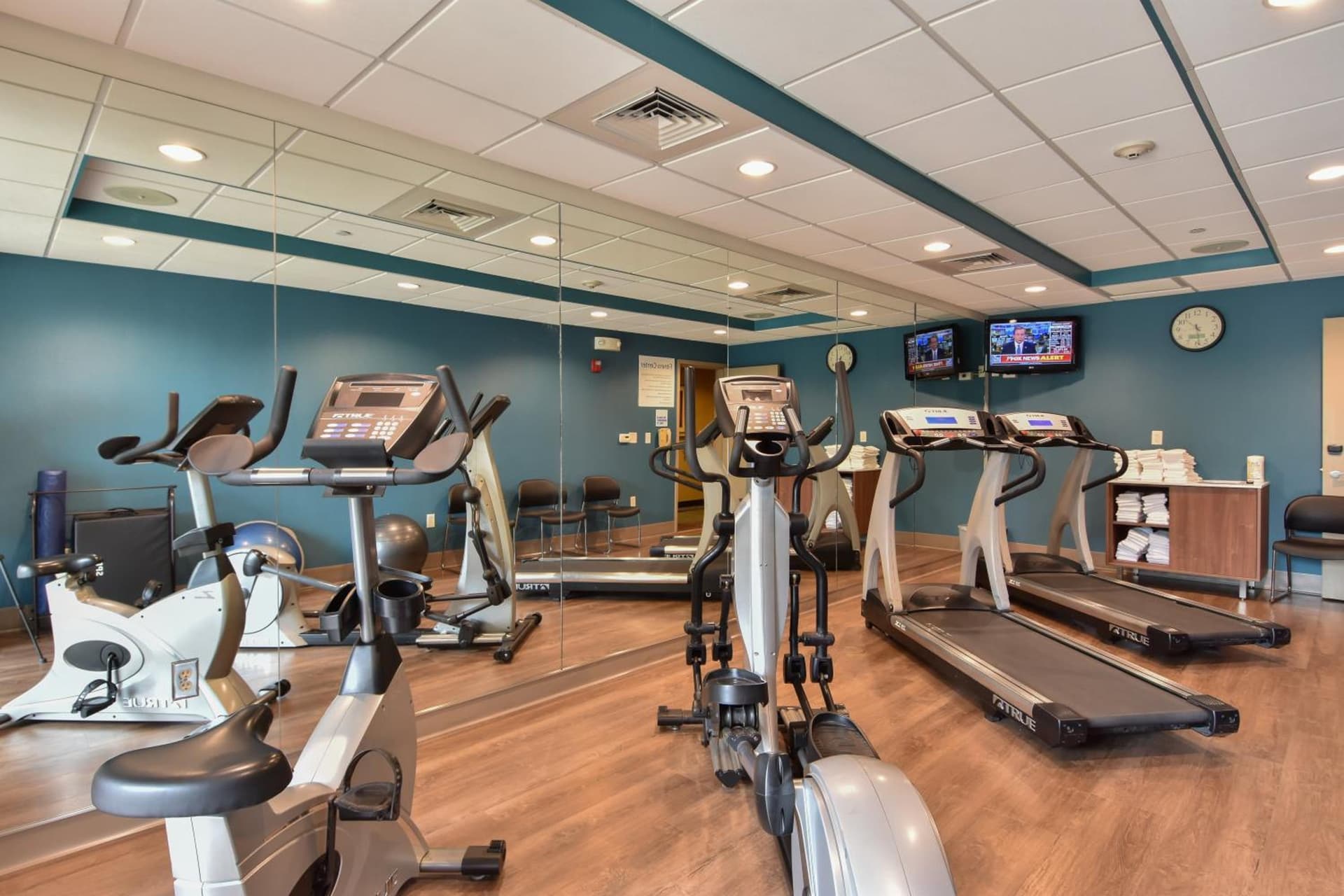 Holiday Inn Express and Suites Springfield Medical District by IHG interior in Springfield, MO — gallery photo 2