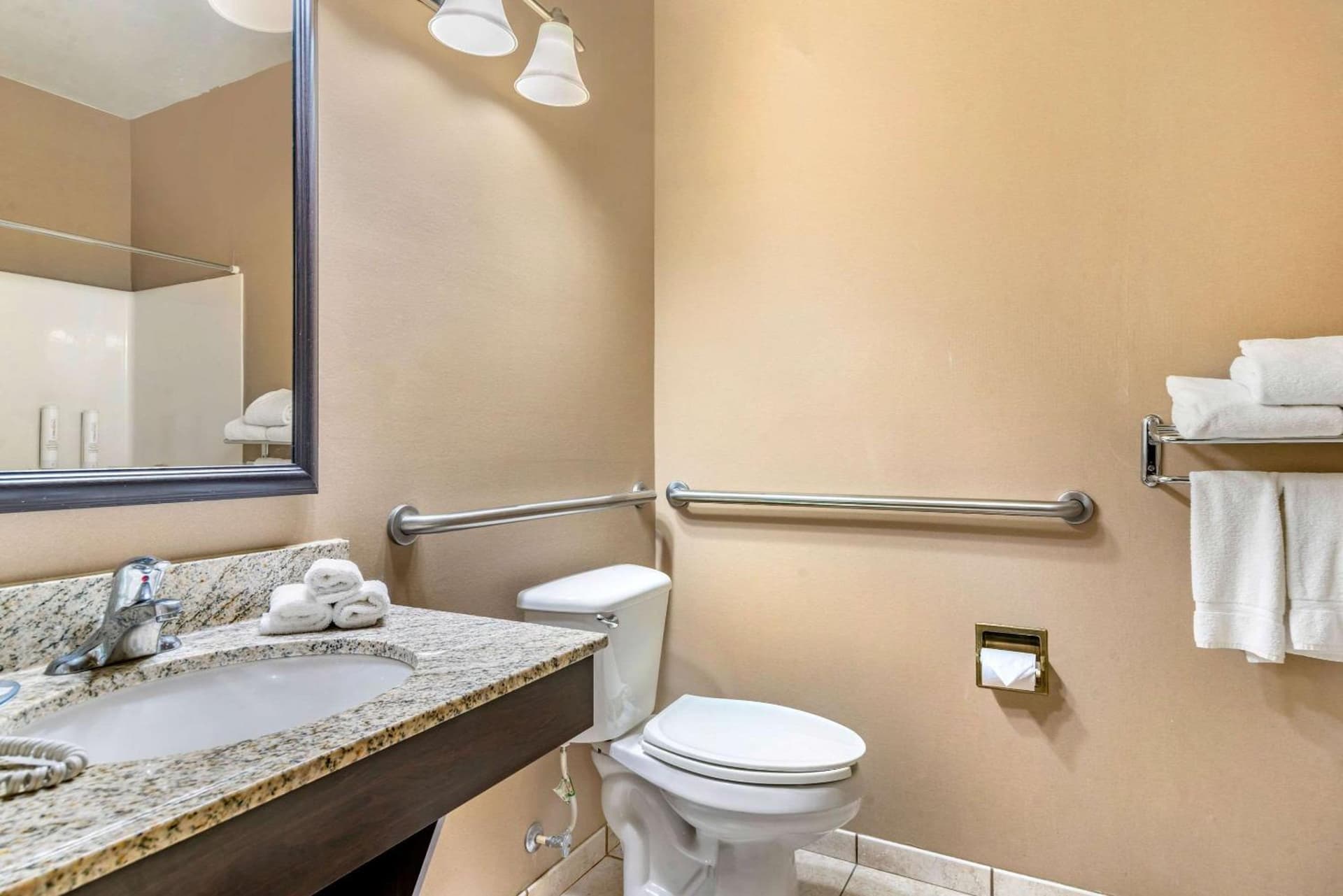 Clarion Pointe Medford gallery photo in Medford, OR — image 9