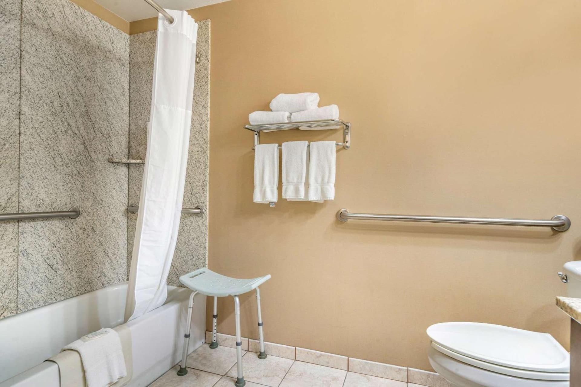 Clarion Pointe Medford gallery photo in Medford, OR — image 25