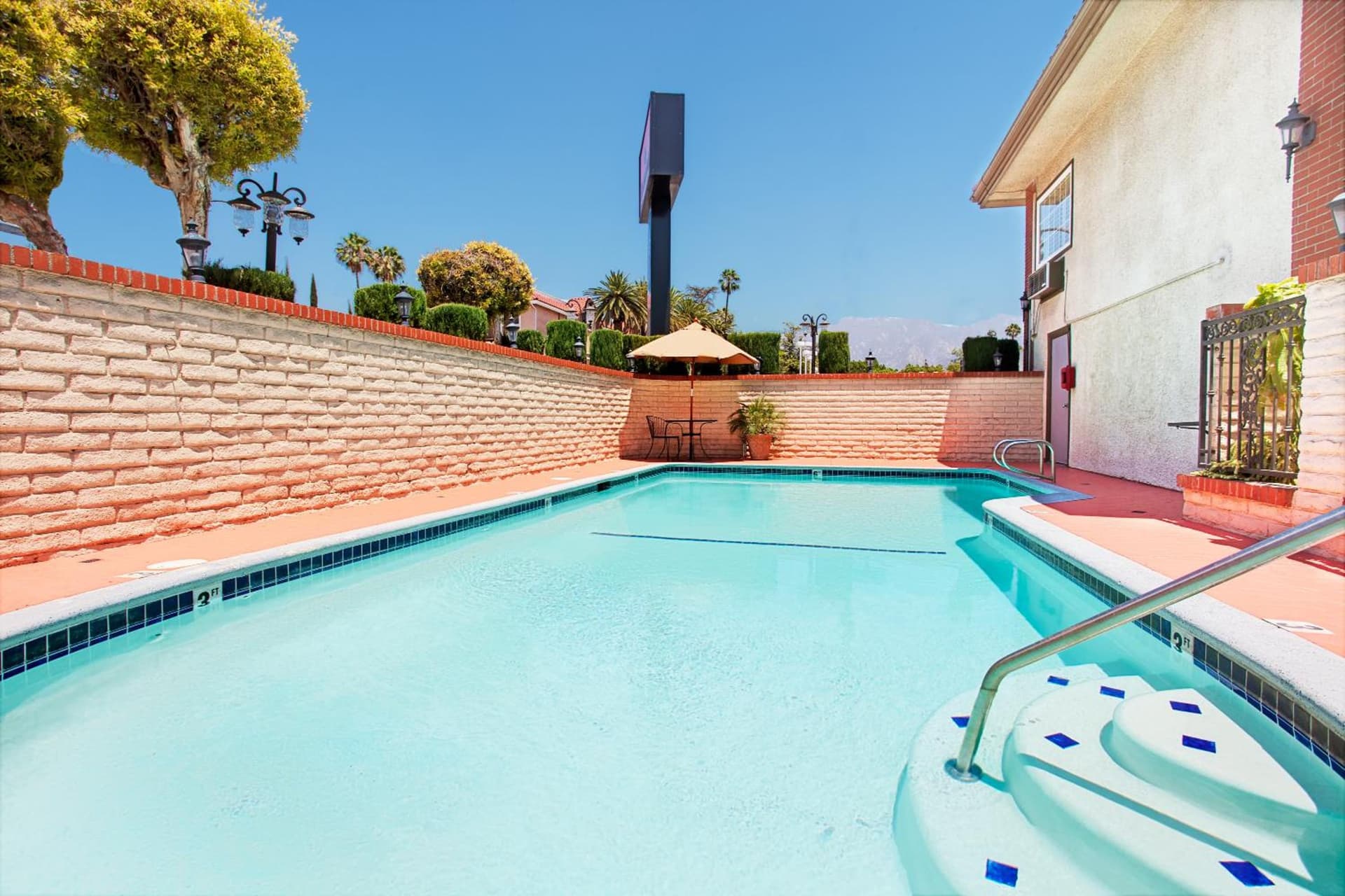 Ramada by Wyndham Pasadena gallery photo in Pasadena, CA — image 6