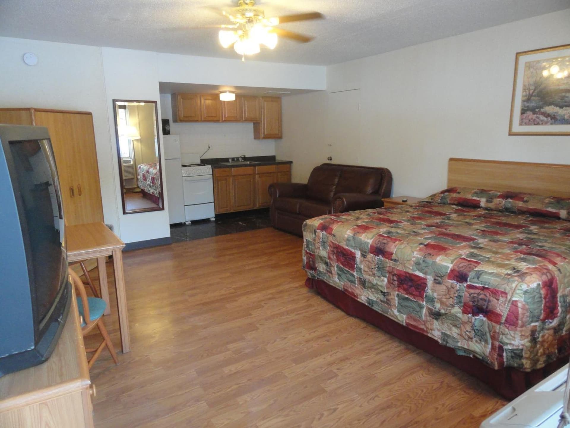 Grand Rapids Inn interior in Grand Rapids, MI — gallery photo 2