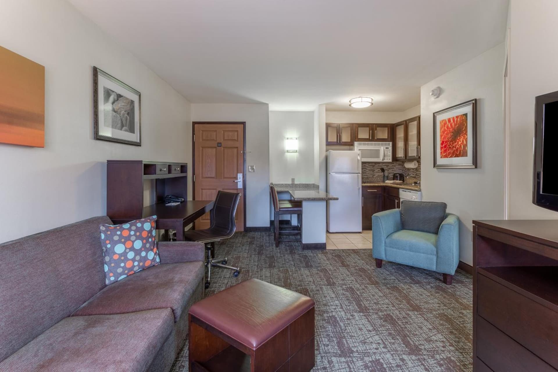 Staybridge Suites Davenport by IHG interior in Bettendorf, IA — gallery photo 2
