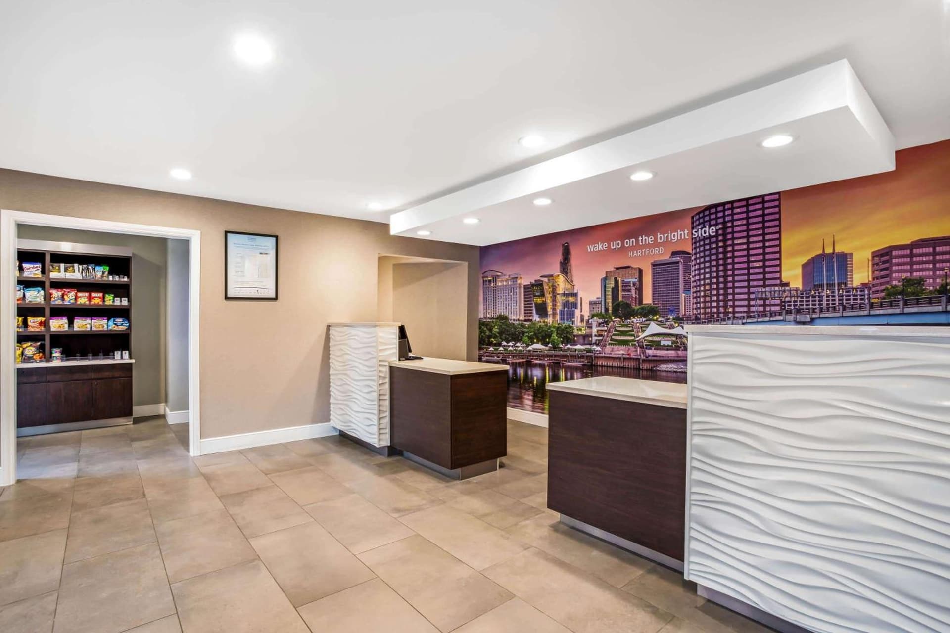 La Quinta by Wyndham Hartford Bradley Airport gallery photo in Windsor Locks — image 38
