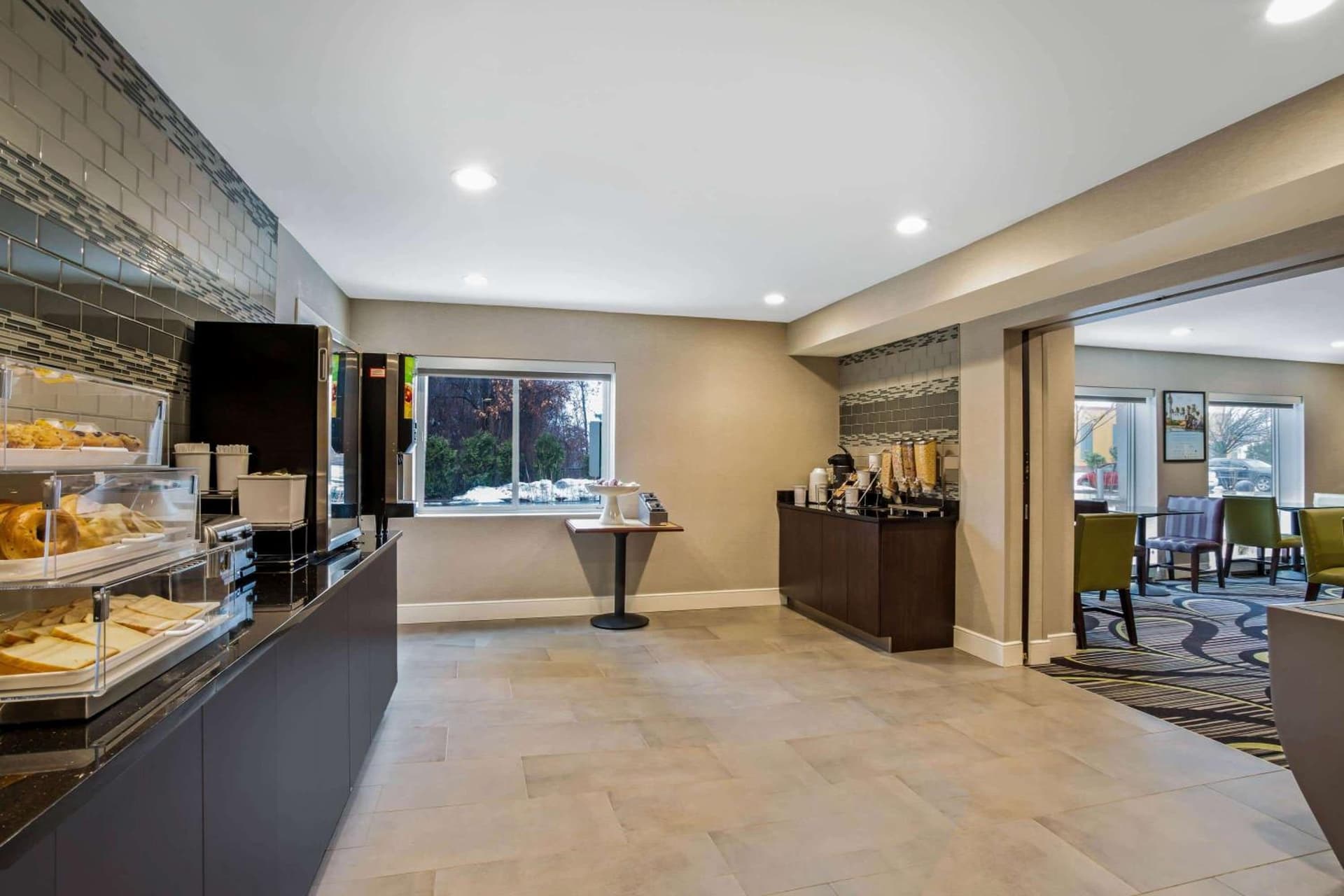 La Quinta by Wyndham Hartford Bradley Airport gallery photo in Windsor Locks — image 14
