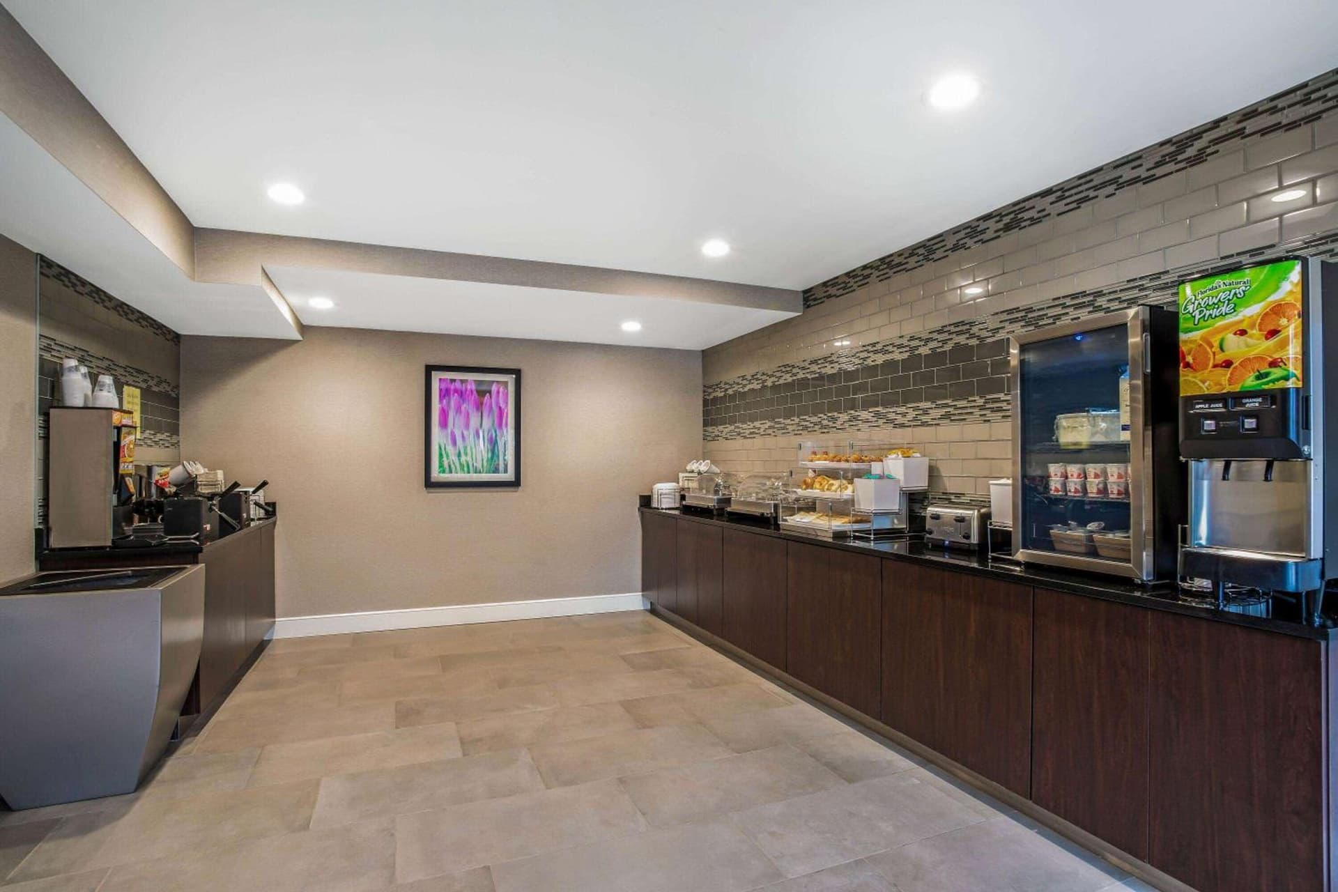La Quinta by Wyndham Hartford Bradley Airport gallery photo in Windsor Locks — image 41