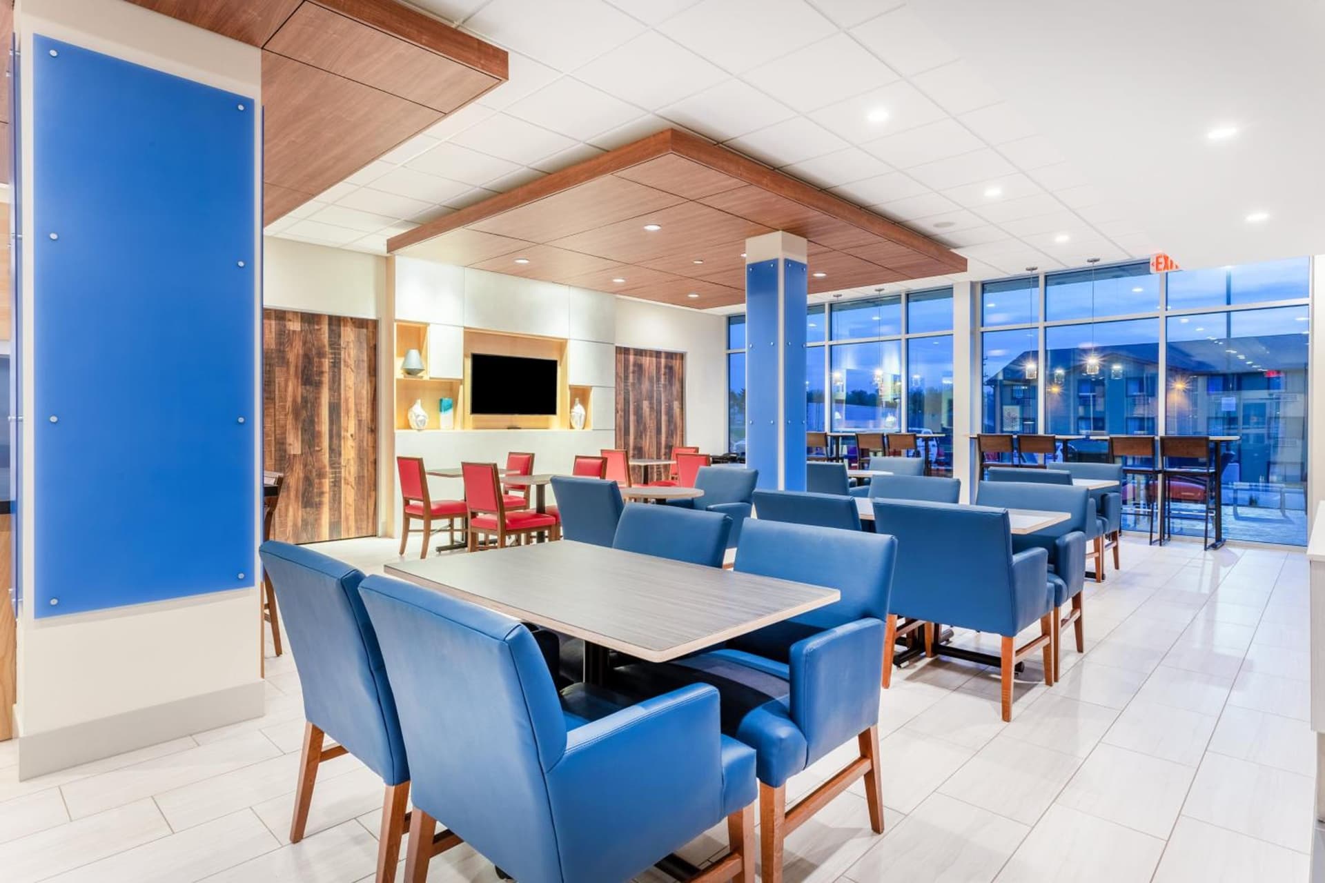 Holiday Inn Express & Suites - Springfield North by IHG gallery photo in Springfield, MO — image 12