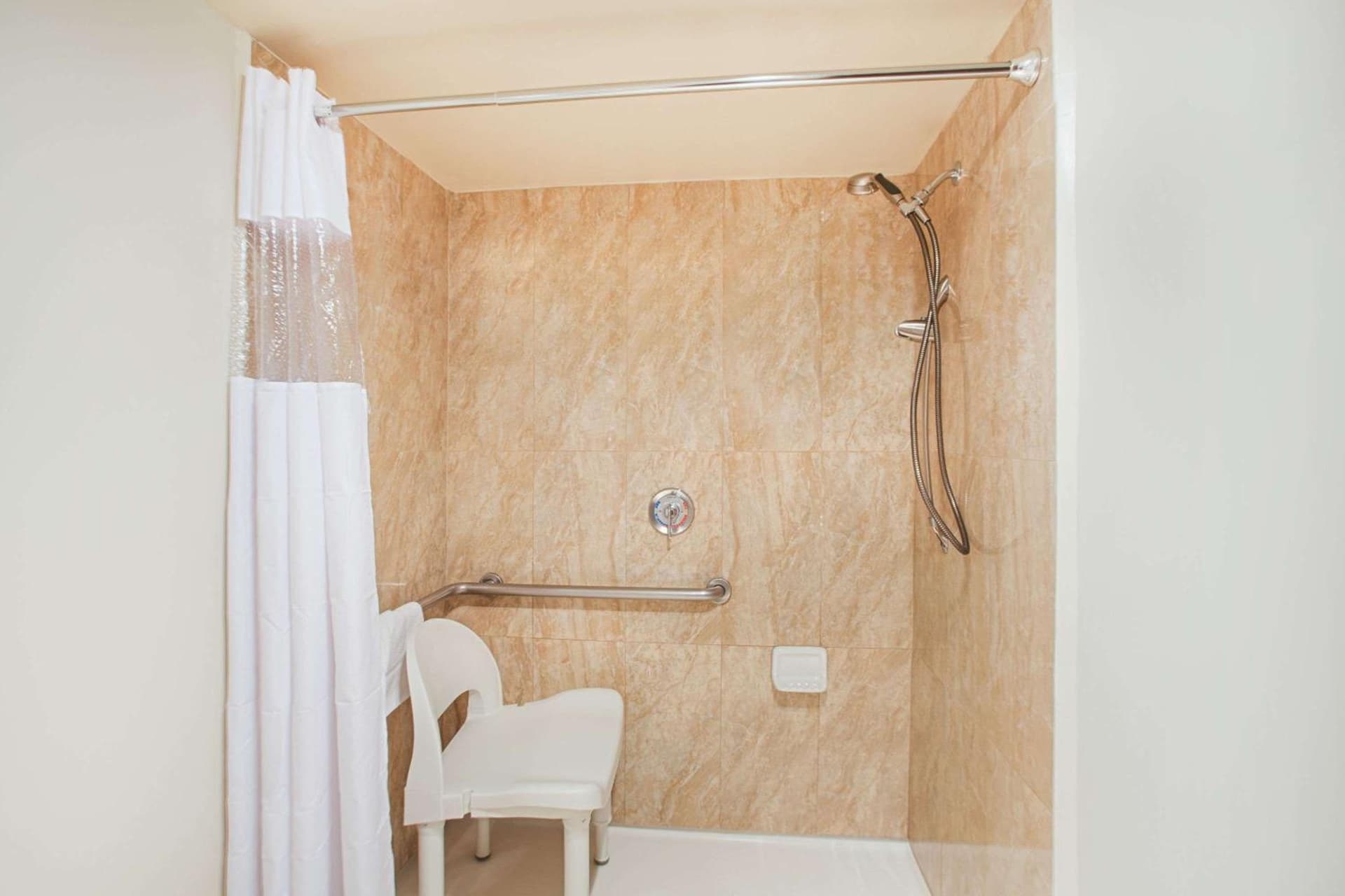 Ramada by Wyndham Burbank Airport gallery photo in Burbank, CA — image 5