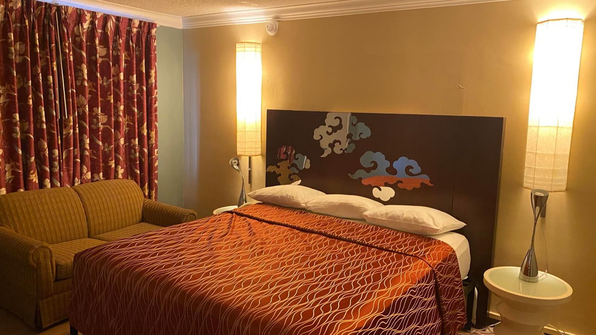 Villa Park Motel interior in Orange, CA — gallery photo 2