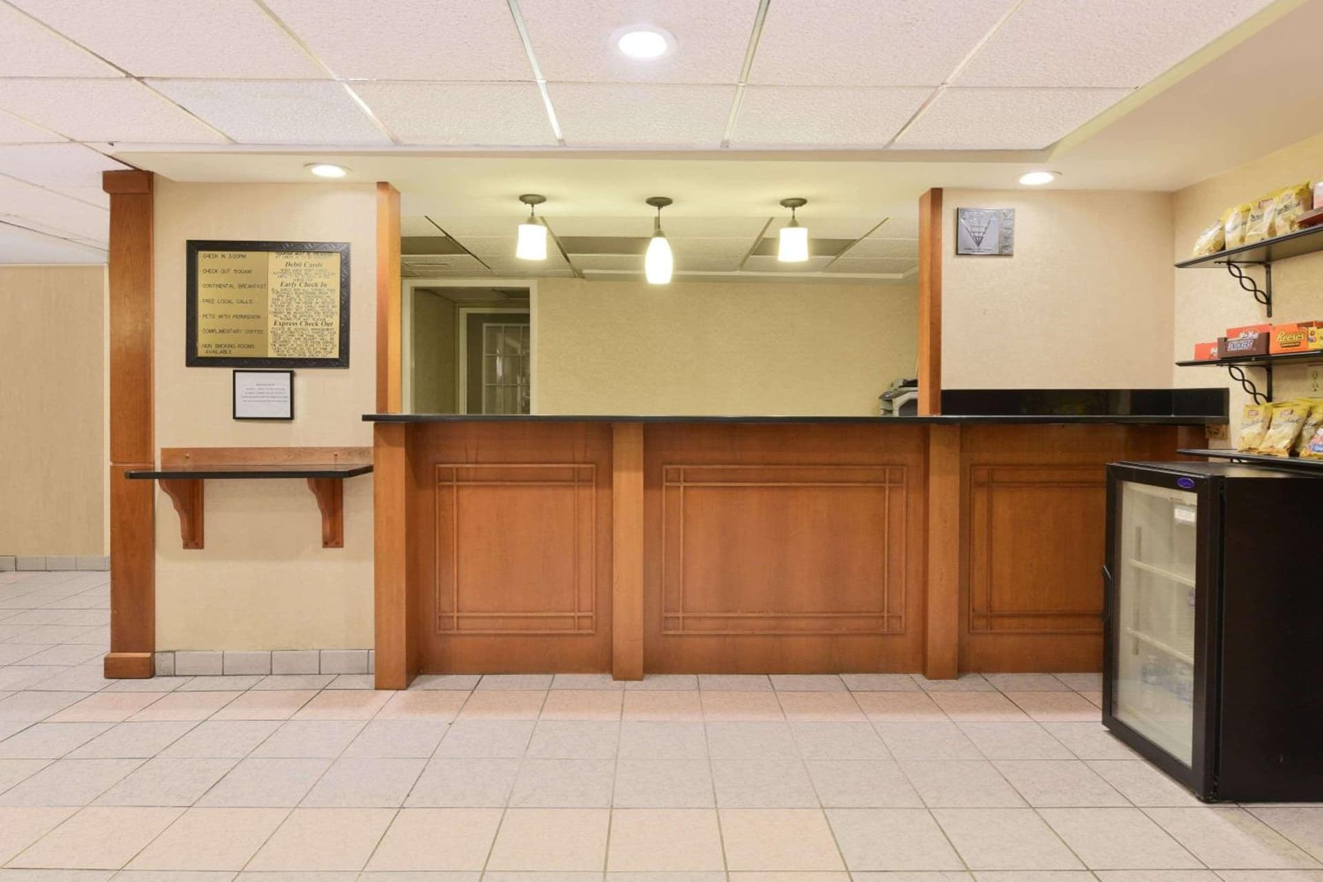Howard Johnson by Wyndham Allentown/Dorney Hotel & Suites property views in Allentown, PA — gallery photo 3