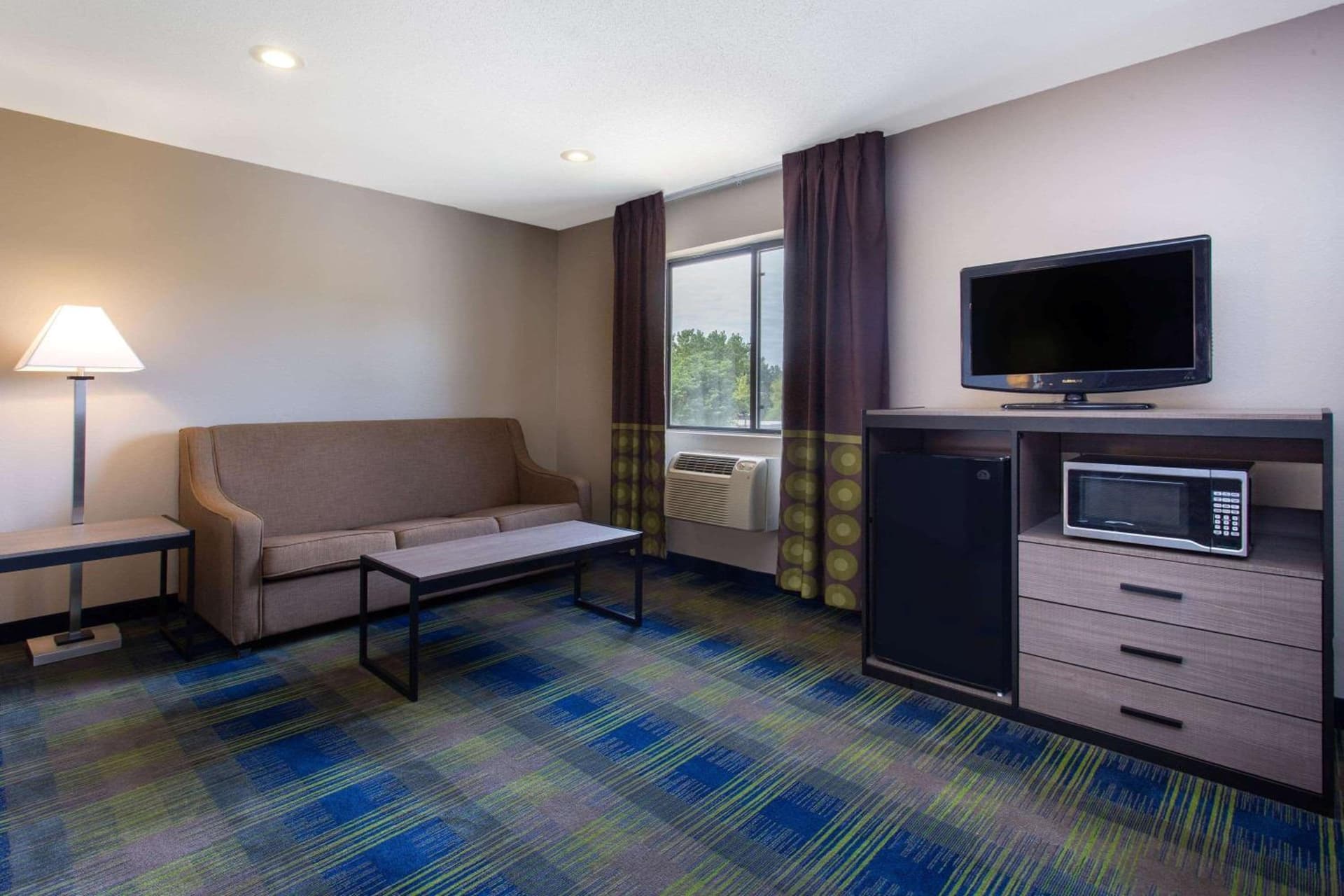 Super 8 by Wyndham Cromwell/Middletown interior in Cromwell — gallery photo 2