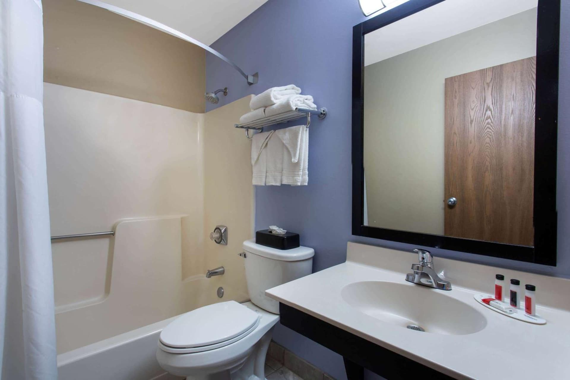 Super 8 by Wyndham Cromwell/Middletown property views in Cromwell — gallery photo 3