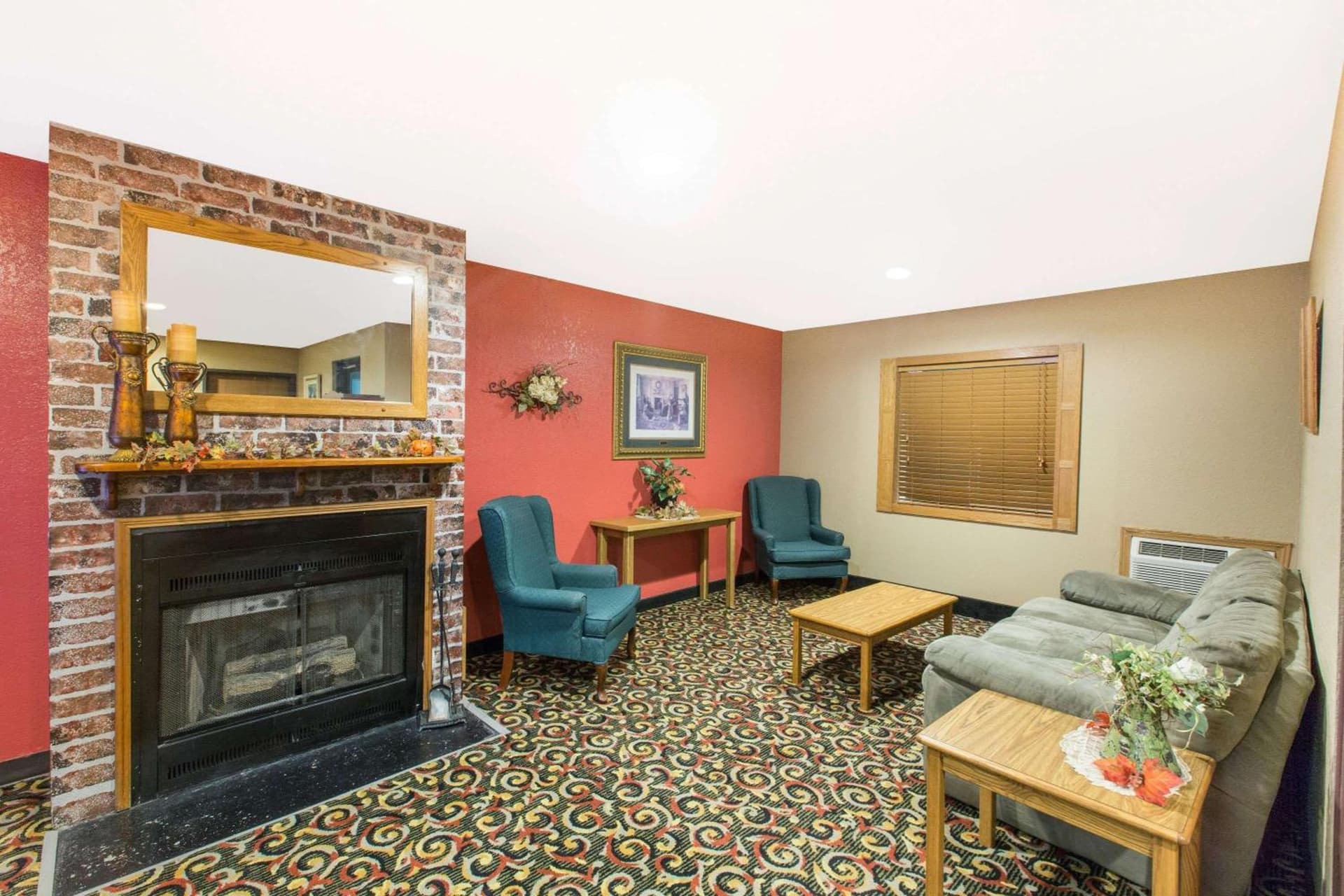 Super 8 by Wyndham Blue Earth interior in Blue Earth, MN — gallery photo 2