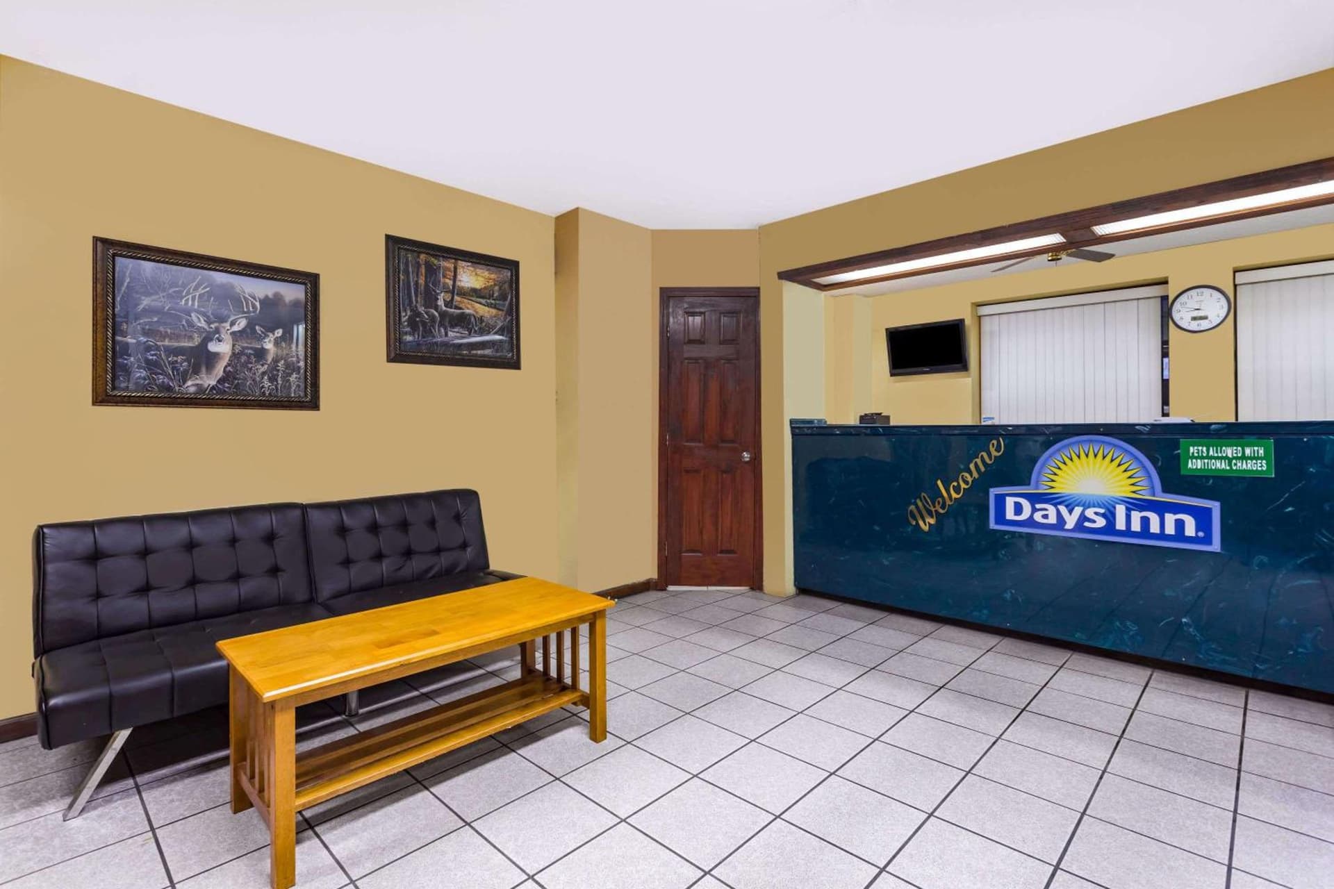 Days Inn by Wyndham Byron interior in Byron, GA — gallery photo 2
