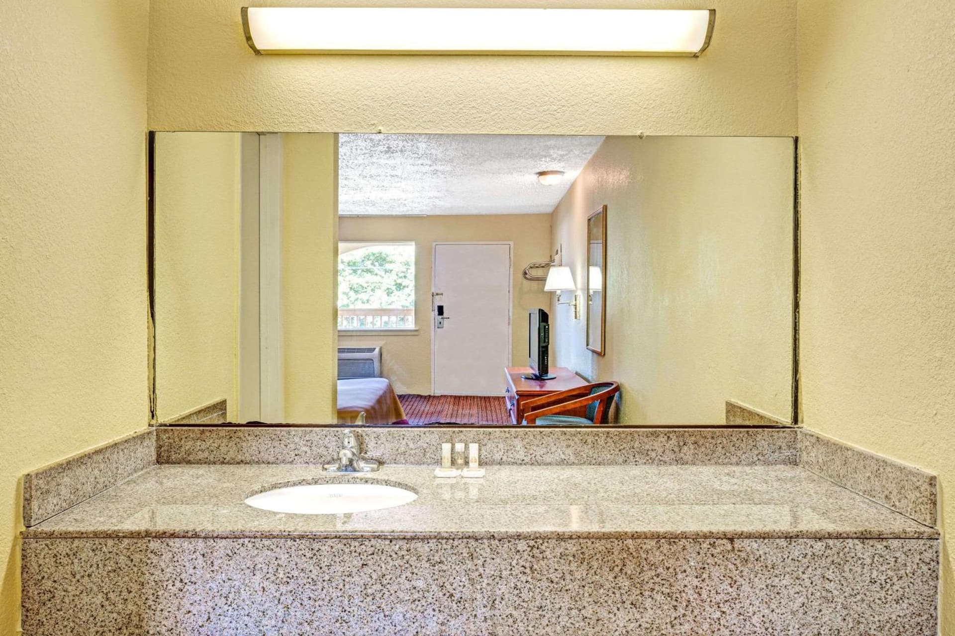 Days Inn by Wyndham Chesapeake gallery photo in Chesapeake, VA — image 18