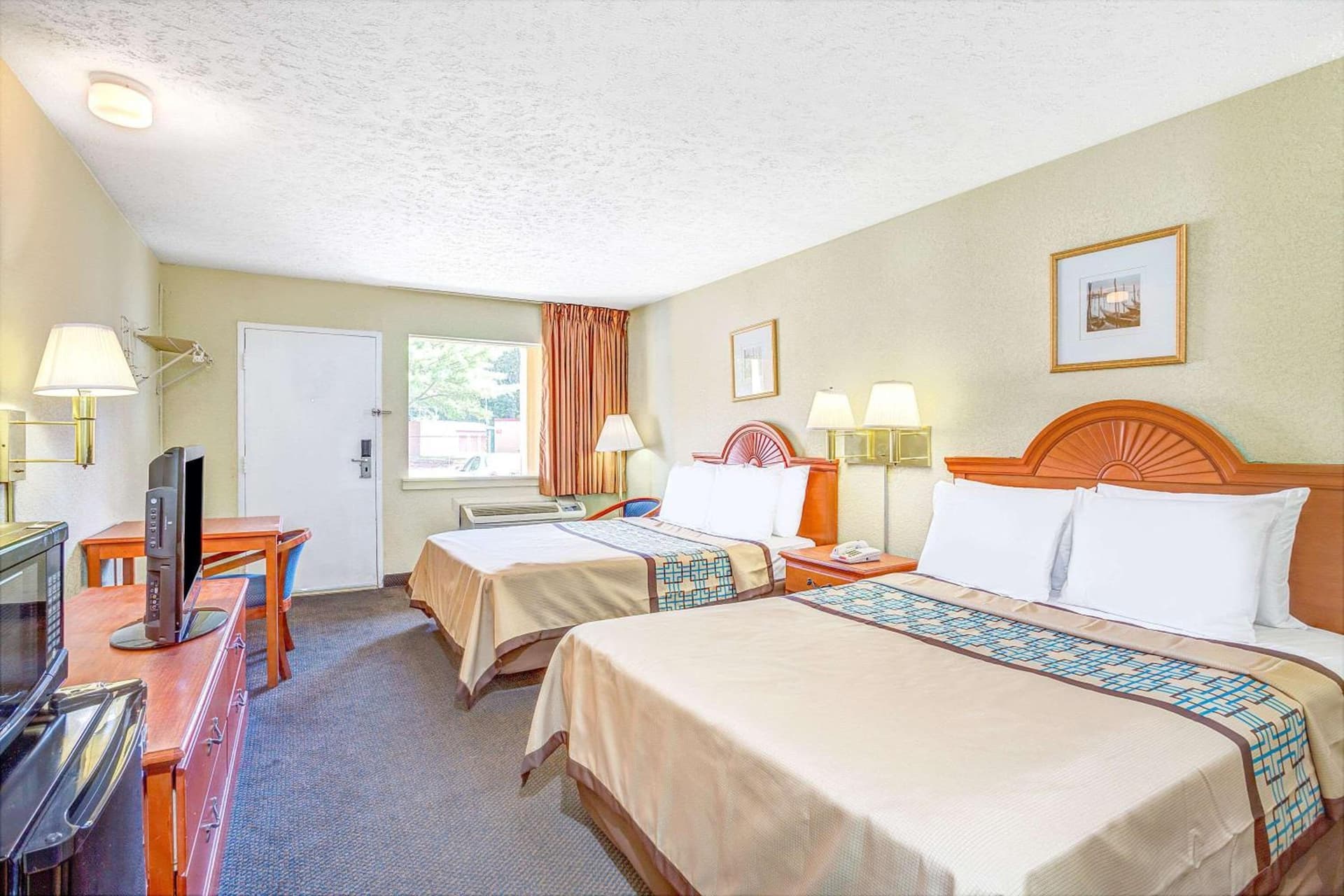 Days Inn by Wyndham Chesapeake property views in Chesapeake, VA — gallery photo 3