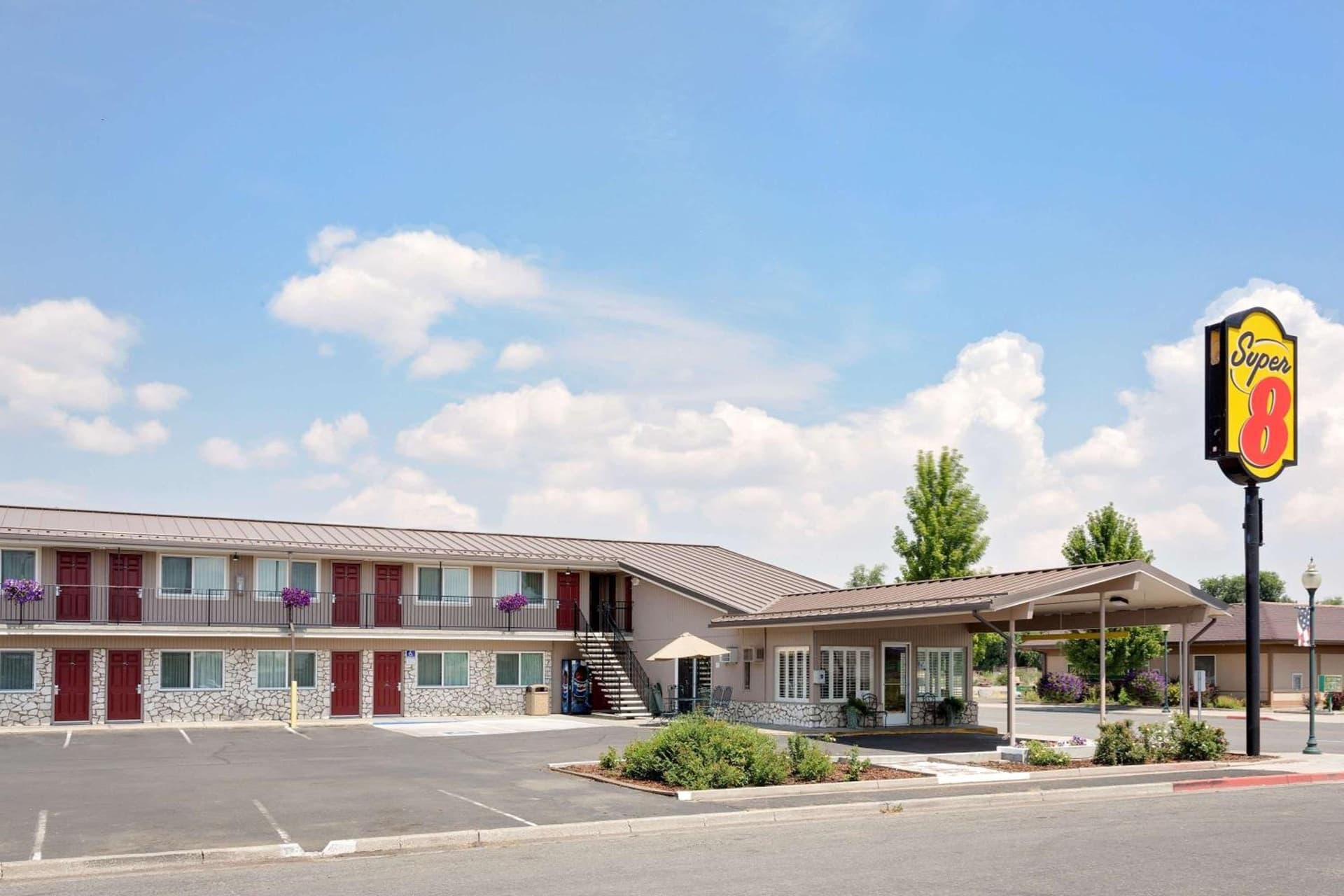 Super 8 by Wyndham Alturas interior in Alturas, CA — gallery photo 2
