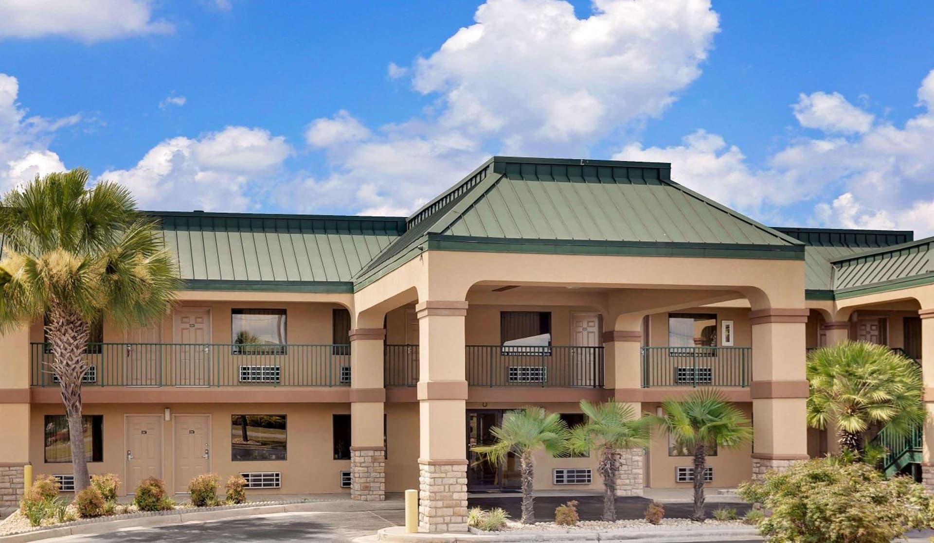 Super 8 by Wyndham Byron/South Macon featured exterior or lobby in Byron, GA — similar hotel
