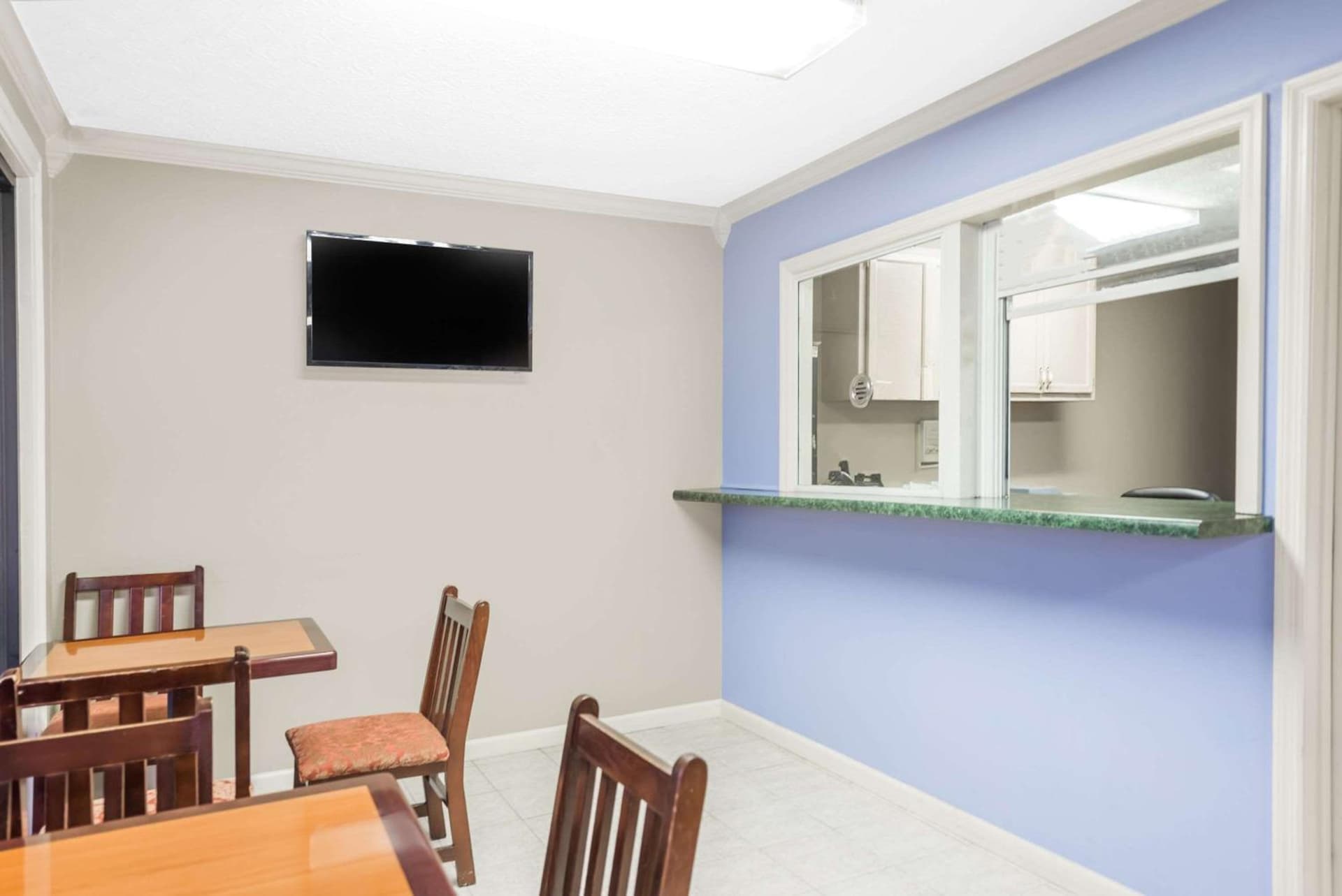 Super 8 by Wyndham Gadsden AL property views in Gadsden, AL — gallery photo 3