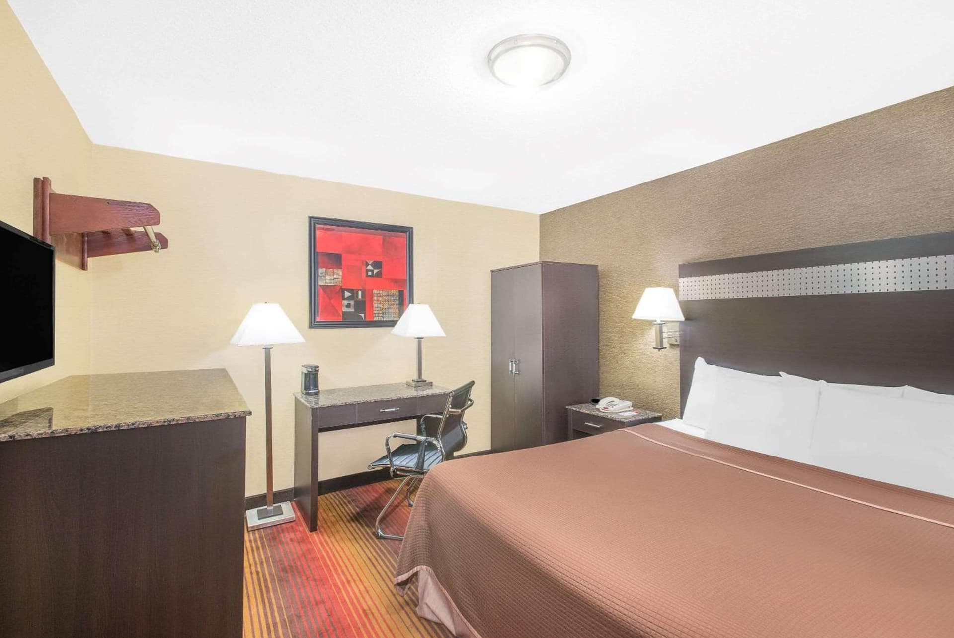 Howard Johnson by Wyndham North Bergen property views in North Bergen — gallery photo 3