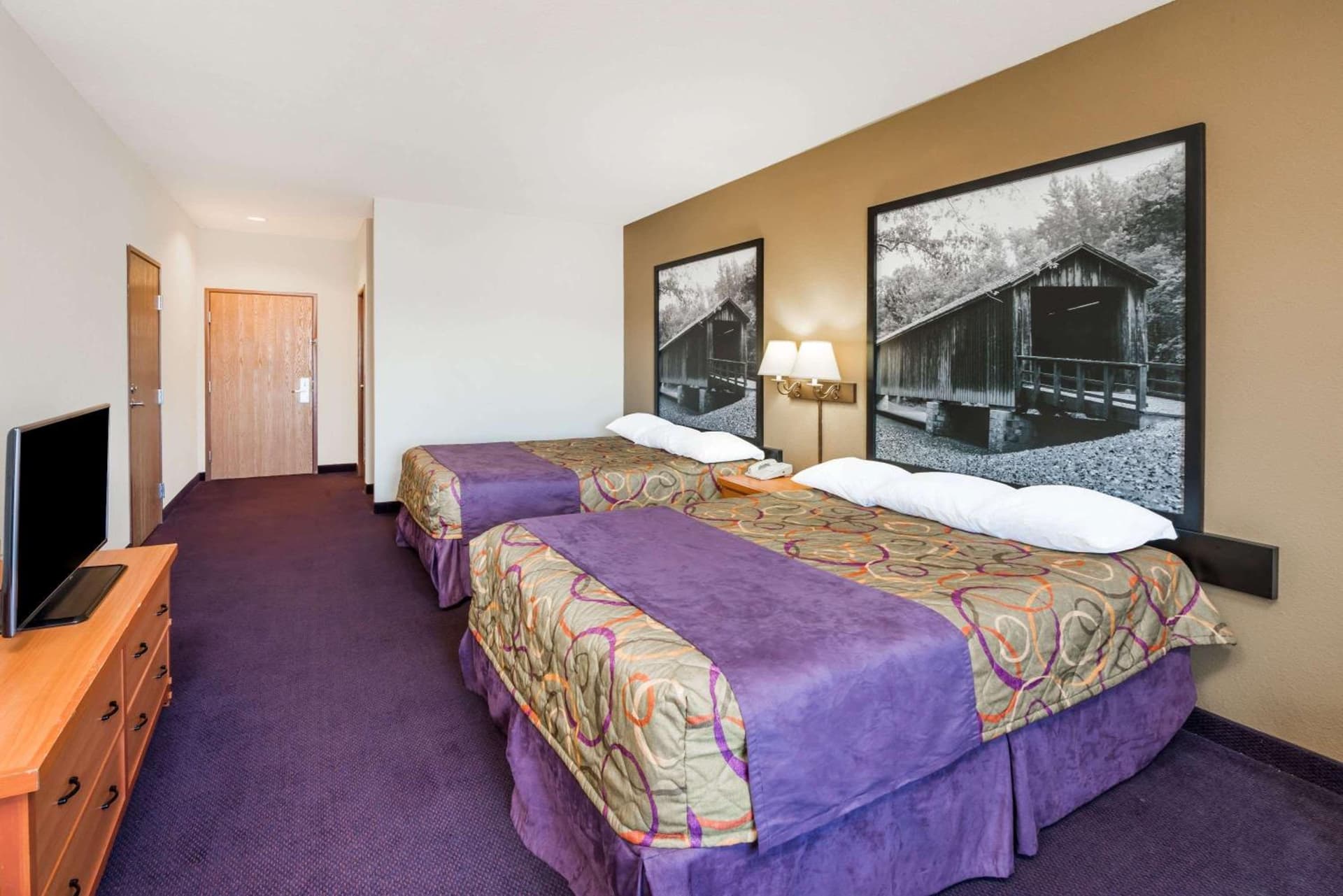 Super 8 by Wyndham Columbia East gallery photo in Columbia, MO — image 5