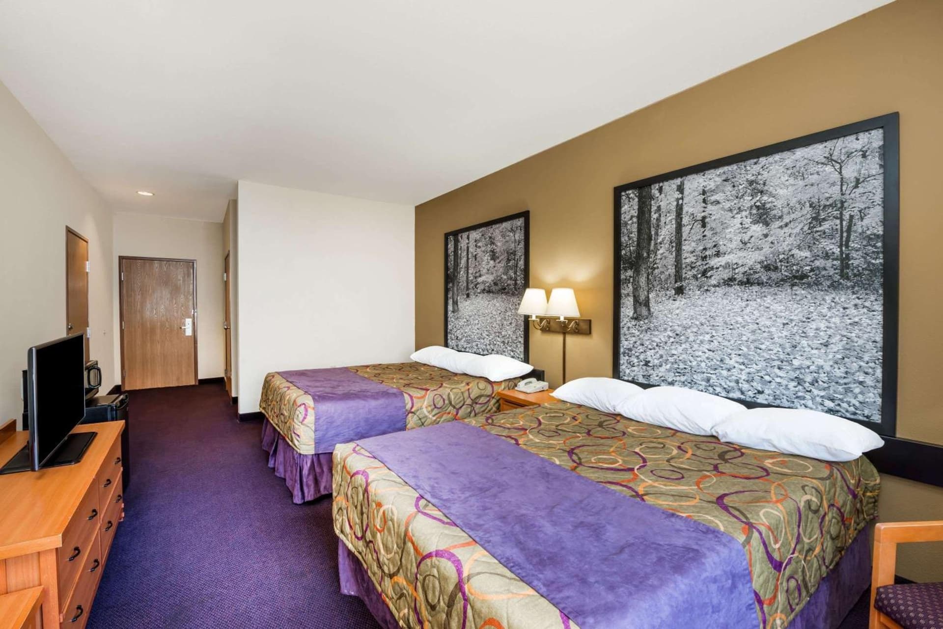 Super 8 by Wyndham Columbia East gallery photo in Columbia, MO — image 25