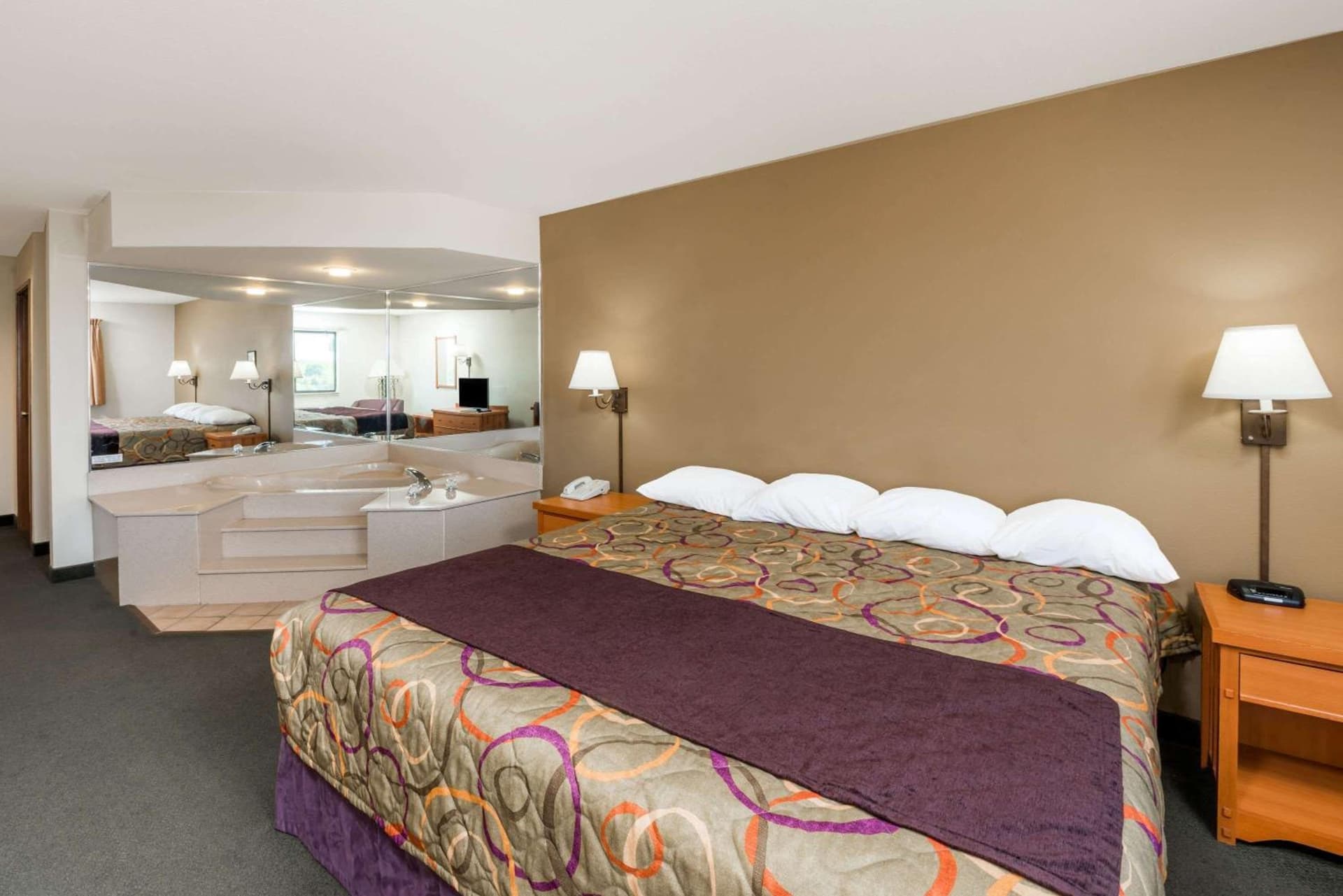 Super 8 by Wyndham Columbia East gallery photo in Columbia, MO — image 11