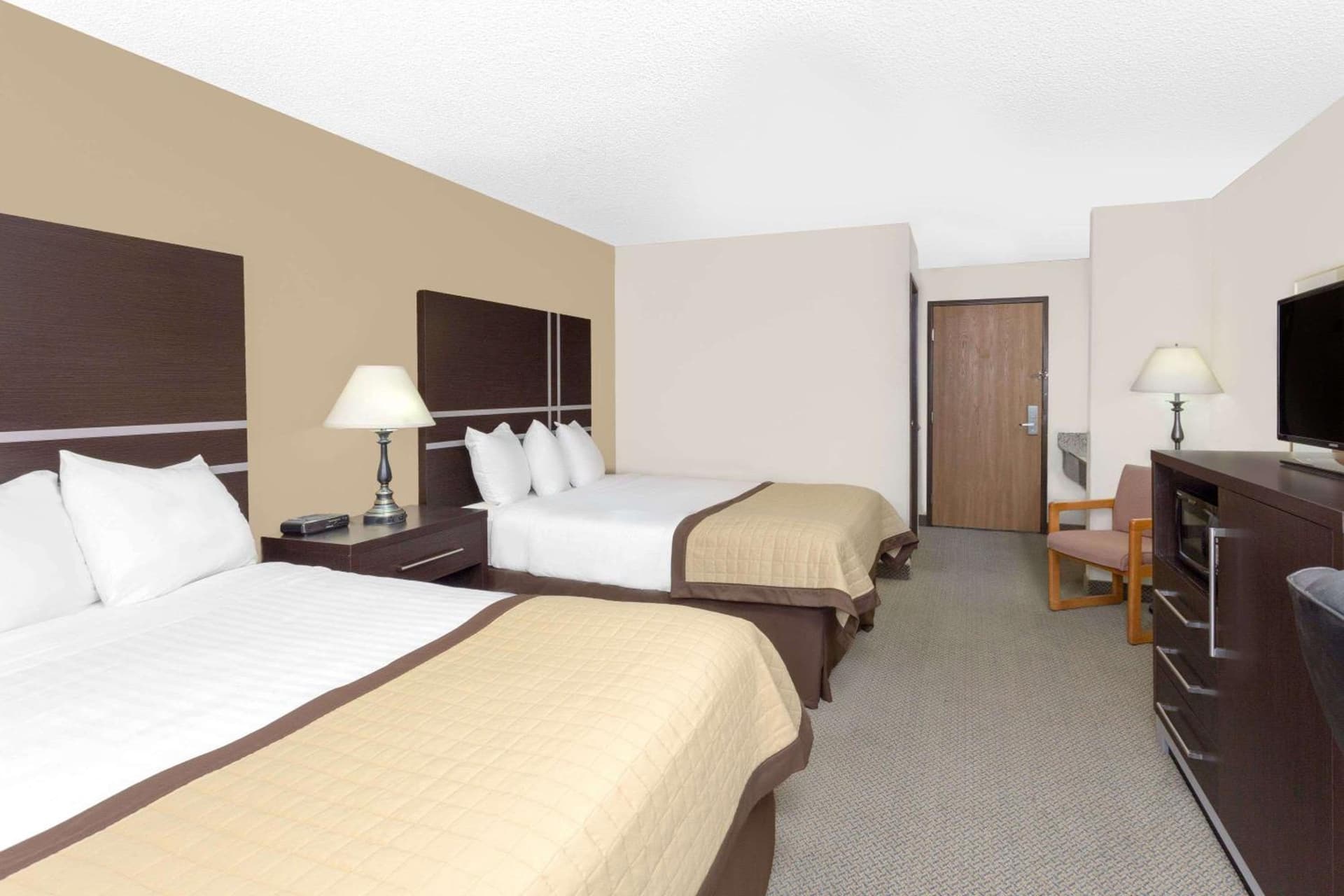 Baymont by Wyndham Green Bay interior in Green Bay, WI — gallery photo 2