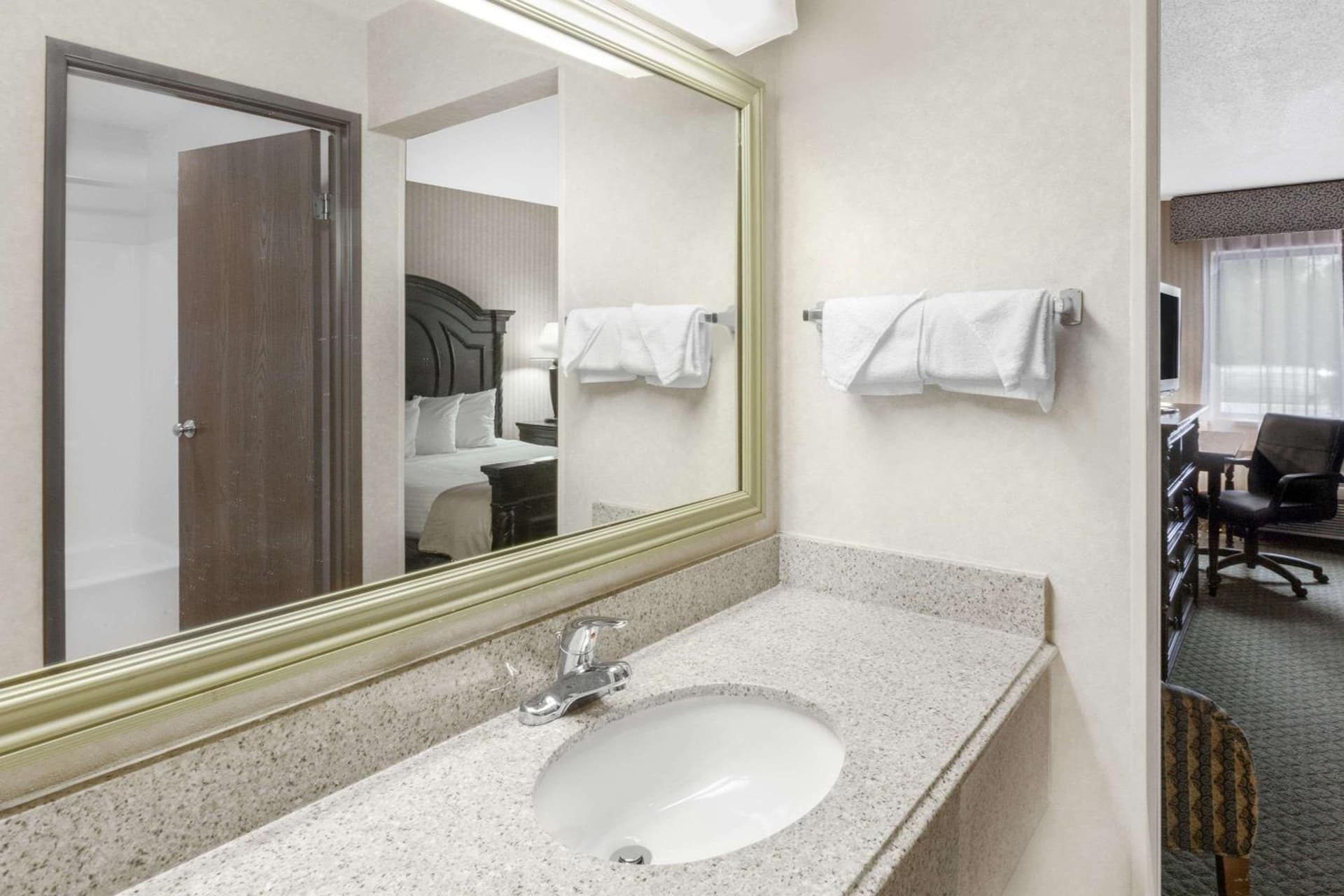 Baymont by Wyndham Bridgeport/Frankenmuth interior in Bridgeport, MI — gallery photo 2