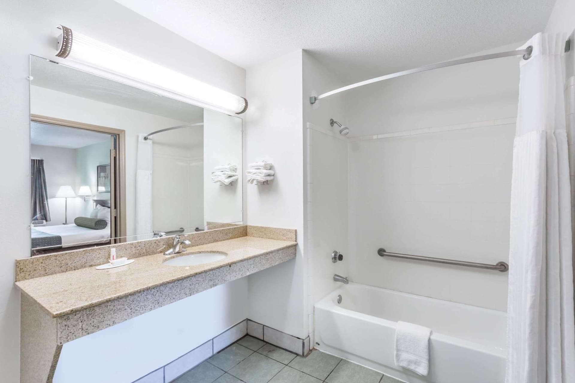 Days Inn by Wyndham Raleigh Glenwood-Crabtree gallery photo in Raleigh, NC — image 50