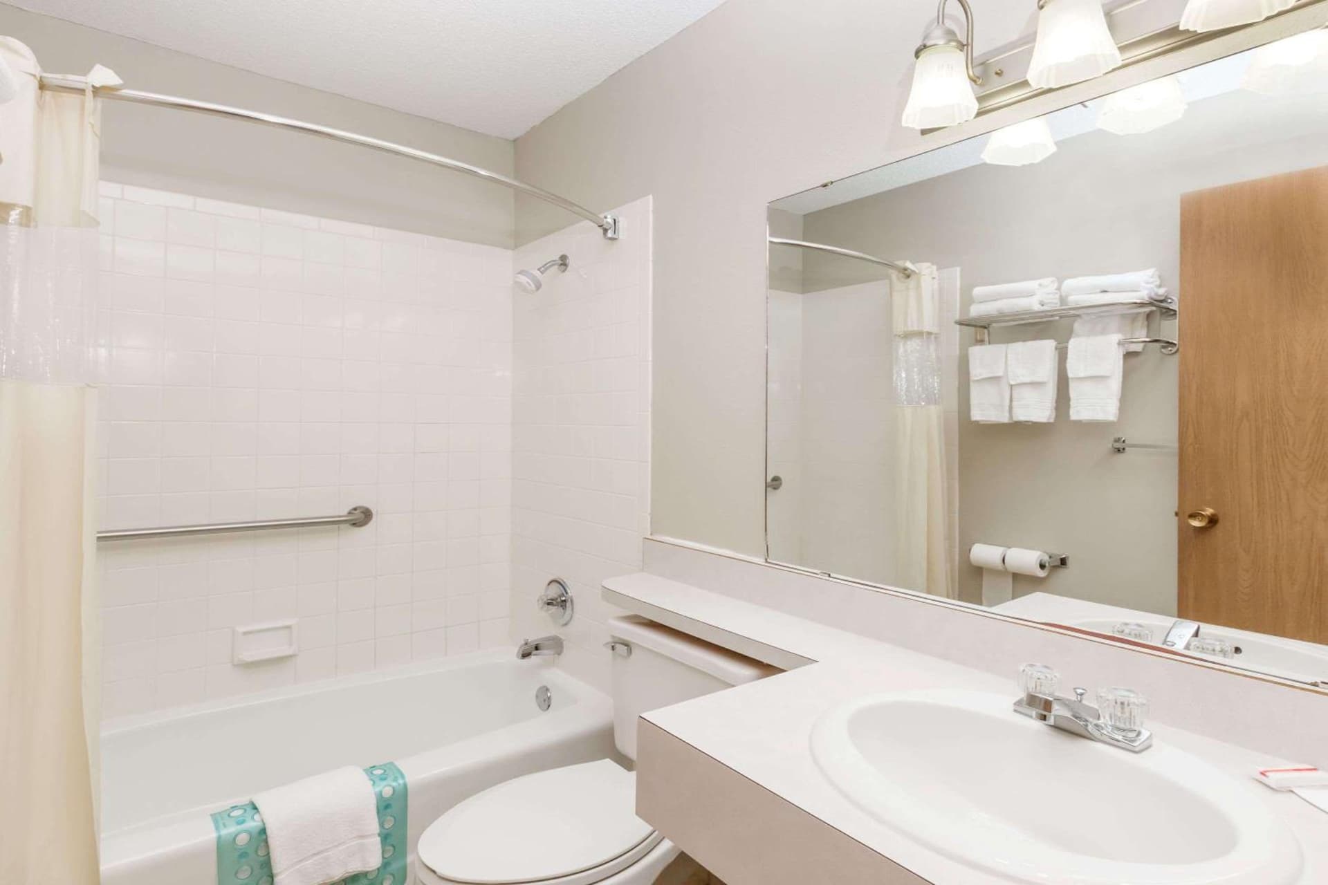 Days Inn & Suites by Wyndham Des Moines Airport gallery photo in Des Moines, IA — image 17